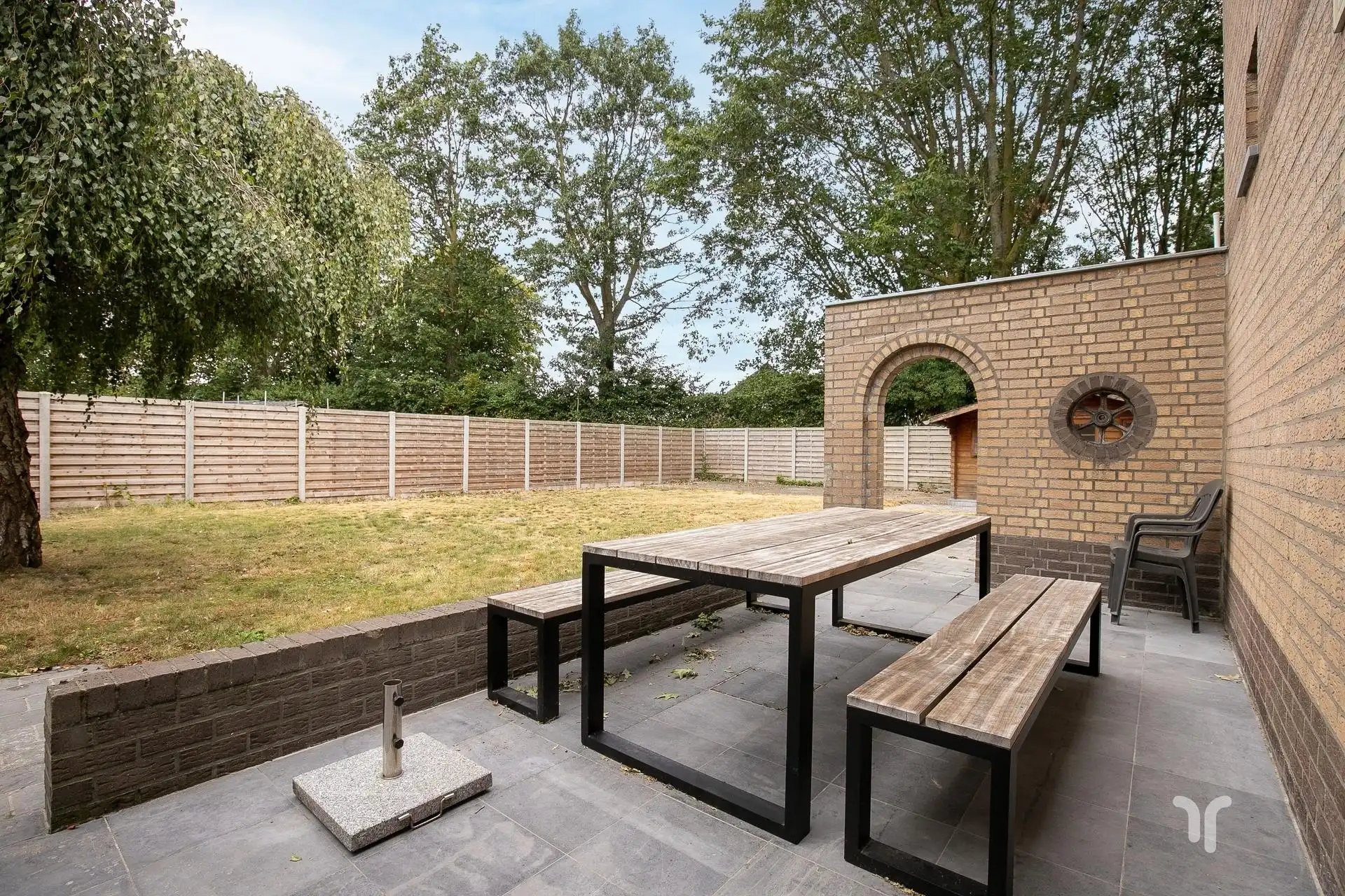 Halfopen gezinswoning met ruime tuin en garage in een rustige buurt. foto 13
