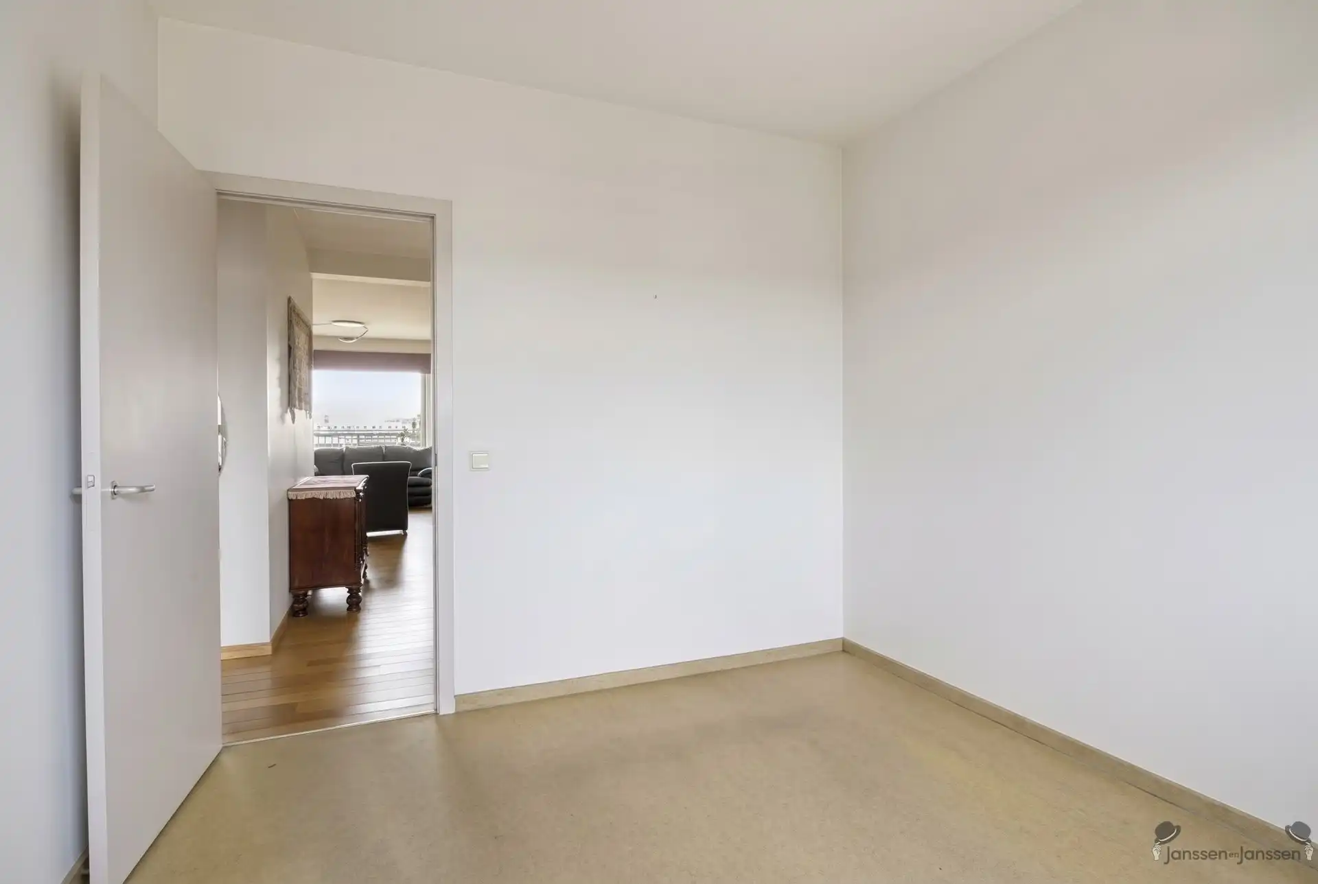 Ruim appartement met 3 slpk's, terras en 2 ondergrondse staanplaatsen foto 16