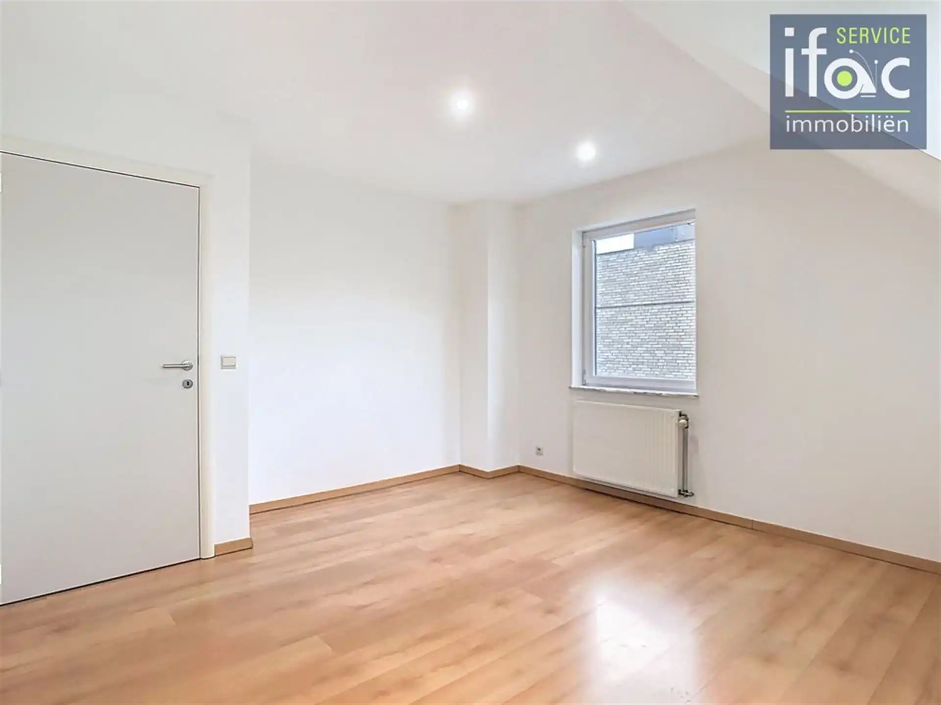 Villa met 4 slaapkamers, 2 badkamers, tuin en garages foto 21