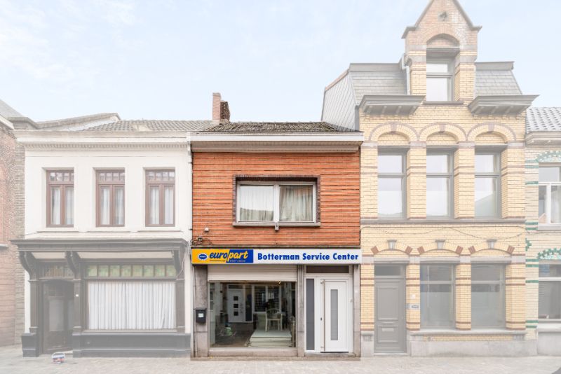 Ruime woning met handelsruimte/bureel vooraan foto {{pictureIndex}}