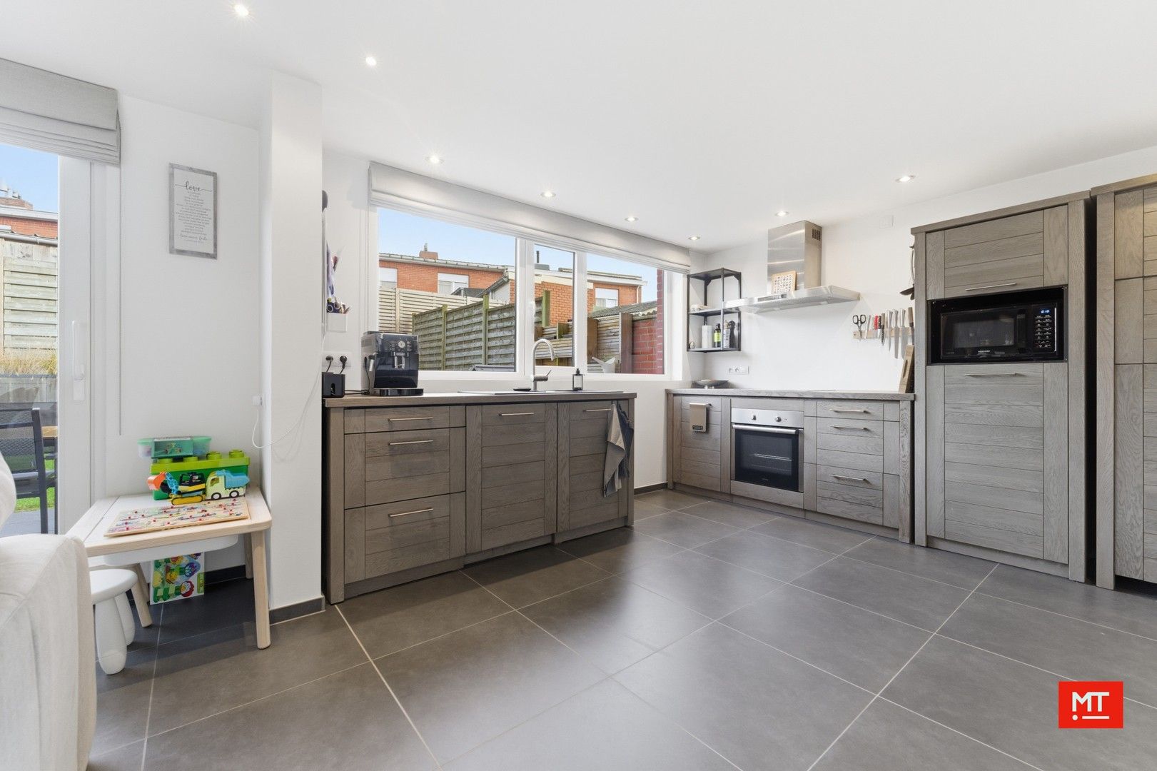 Instapklare halfopen bebouwing met 4 slaapkamers, tuin en garage op rustige ligging in Zonnebeke foto 4