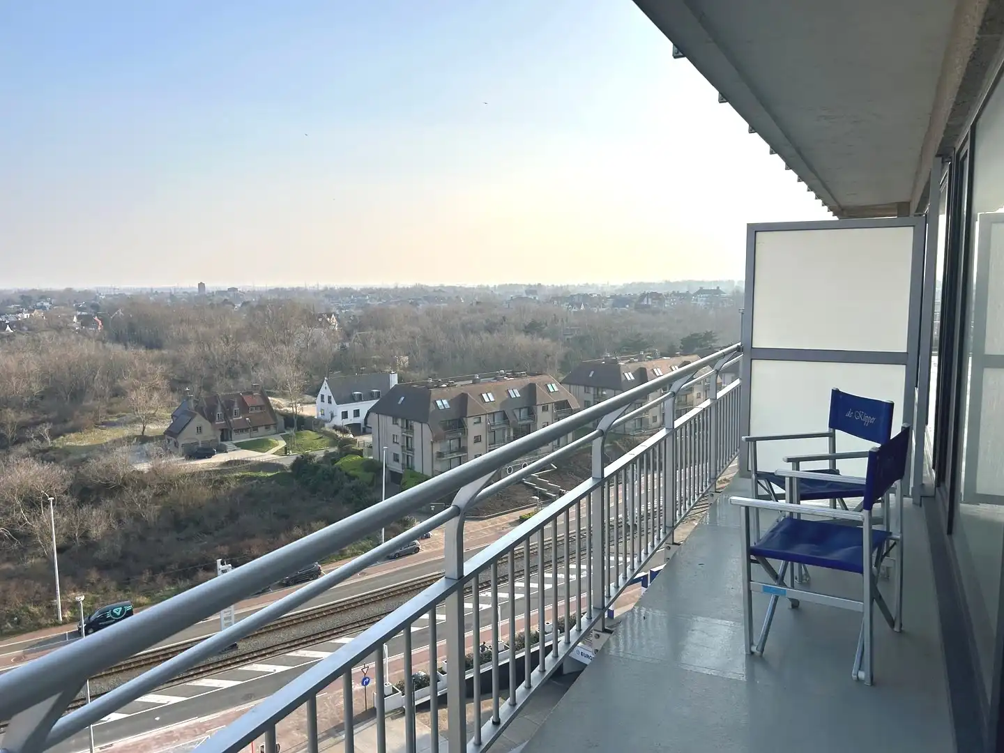 Gerenoveerde studio op de 10de verdieping met prachtig open zicht! foto 4