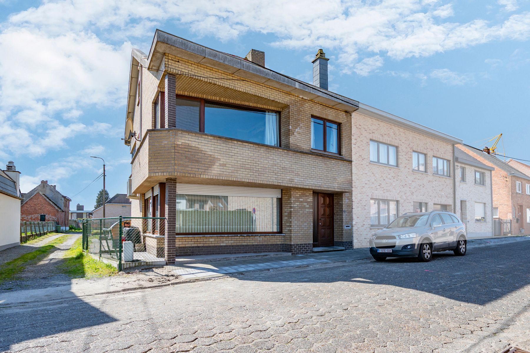 Zeer ruime woonst met 4 slaapkamers nabij Berlare centrum foto {{pictureIndex}}