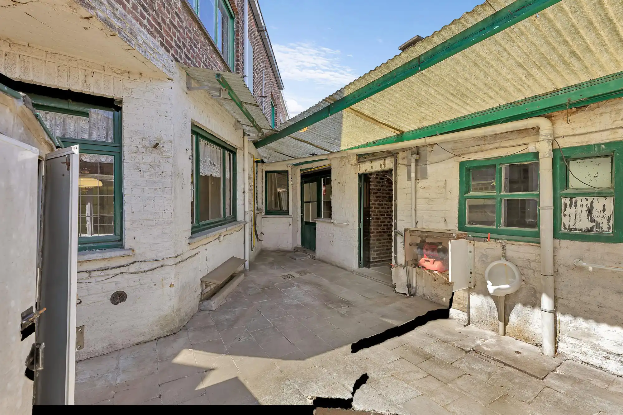 Te renoveren woning met garage foto 22