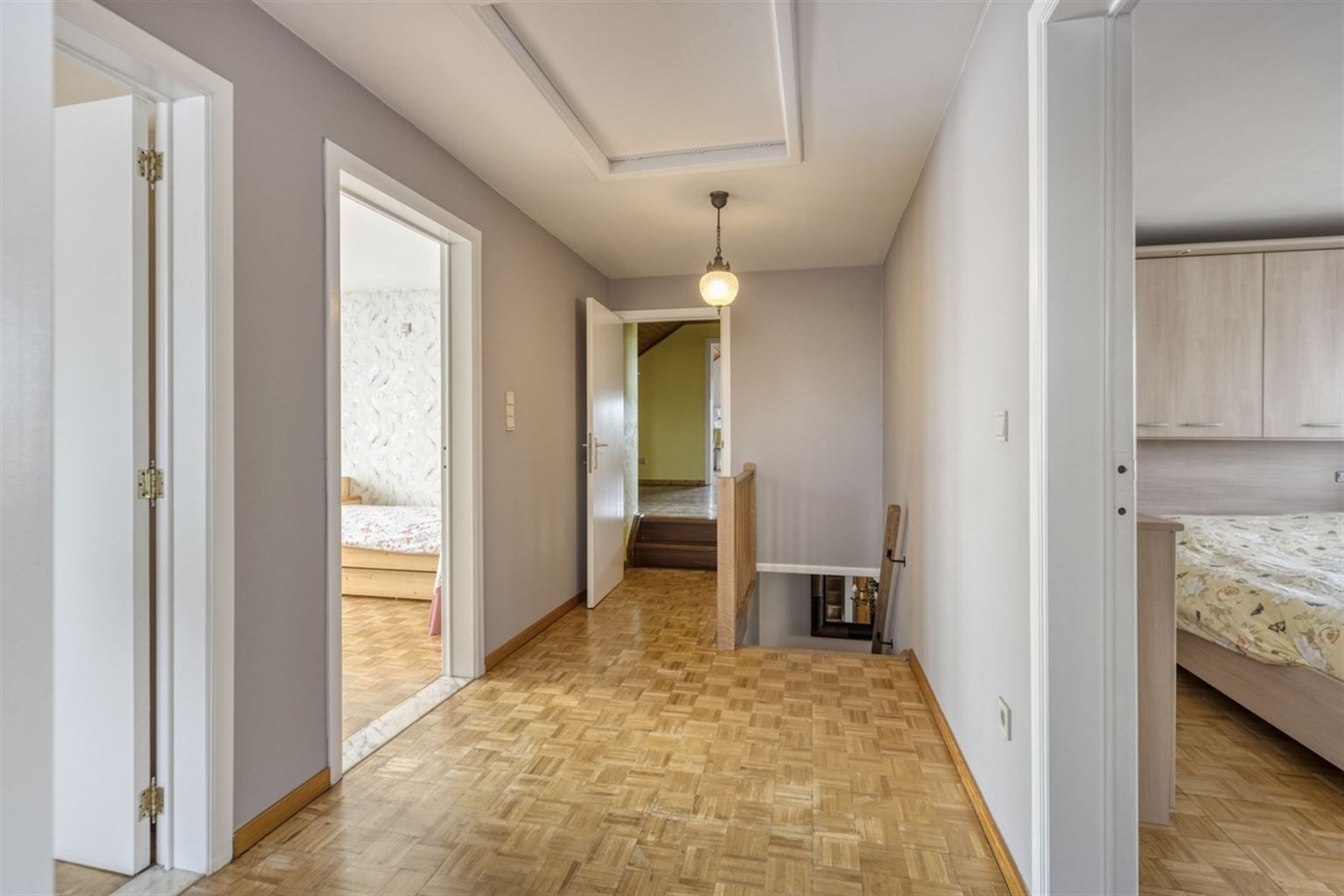 Ruime gezinswoning voorzien van 5 slaapkamers, garage, kelder en tuin nabij het centrum van Neeroeteren. Tevens mogelijkheden voor het uitoefenen van een vrij beroep, praktijkruimte, kapsalon, etc.  foto 14