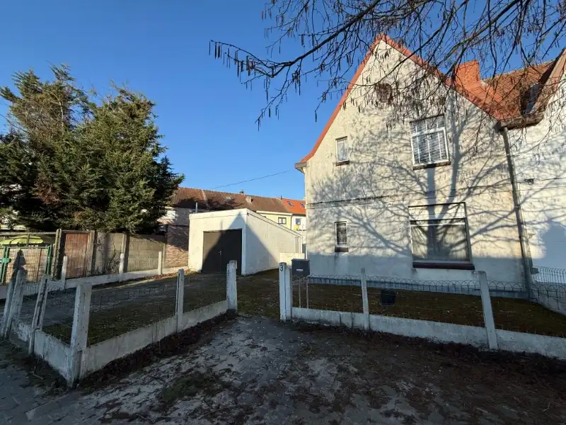 Te renoveren woning met oprit en garage in rustig straatje foto 2