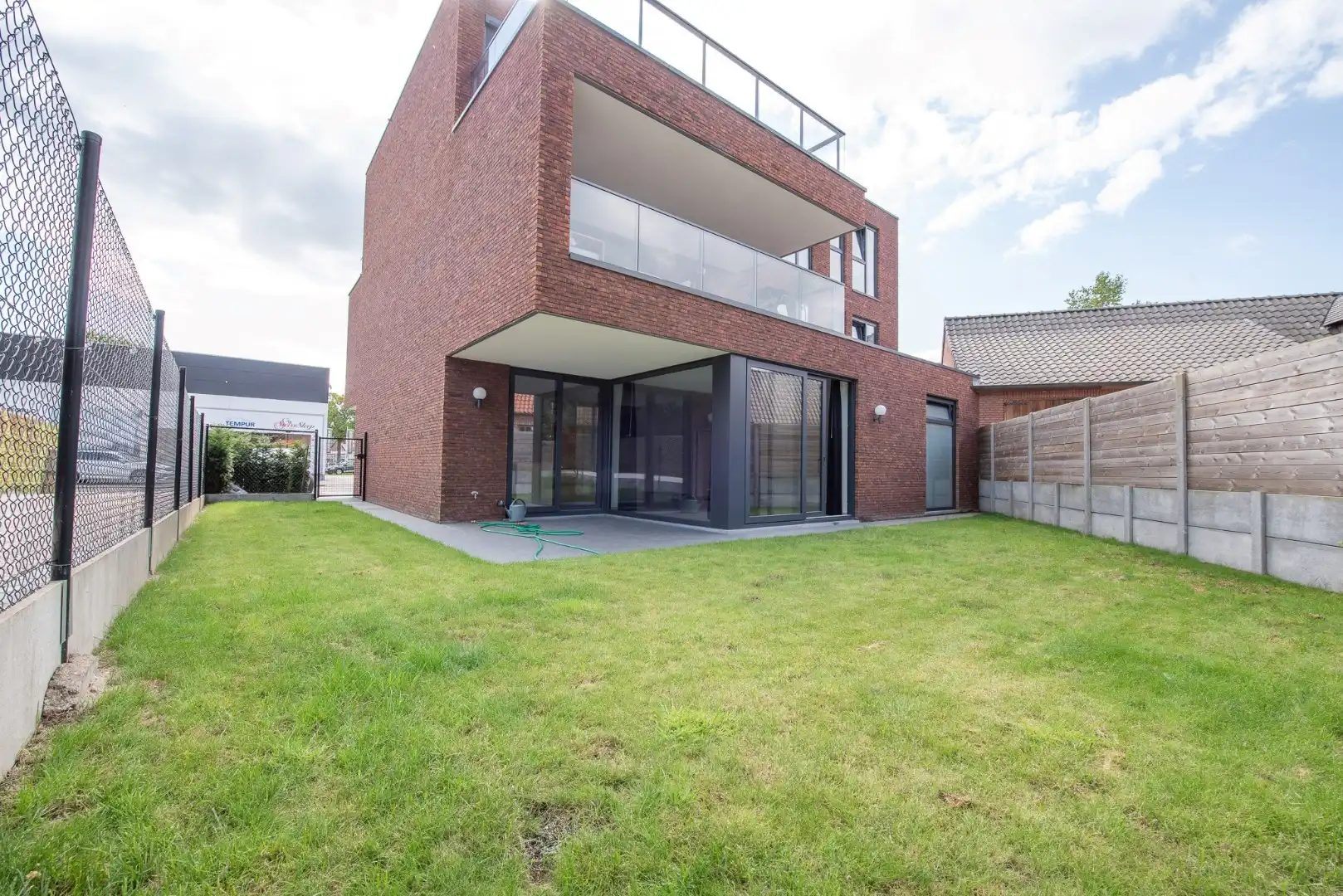 Prachtig gelijkvloers appartement te Sint-Eloois-Vijve met tuintje en overdekt terras.  foto 21