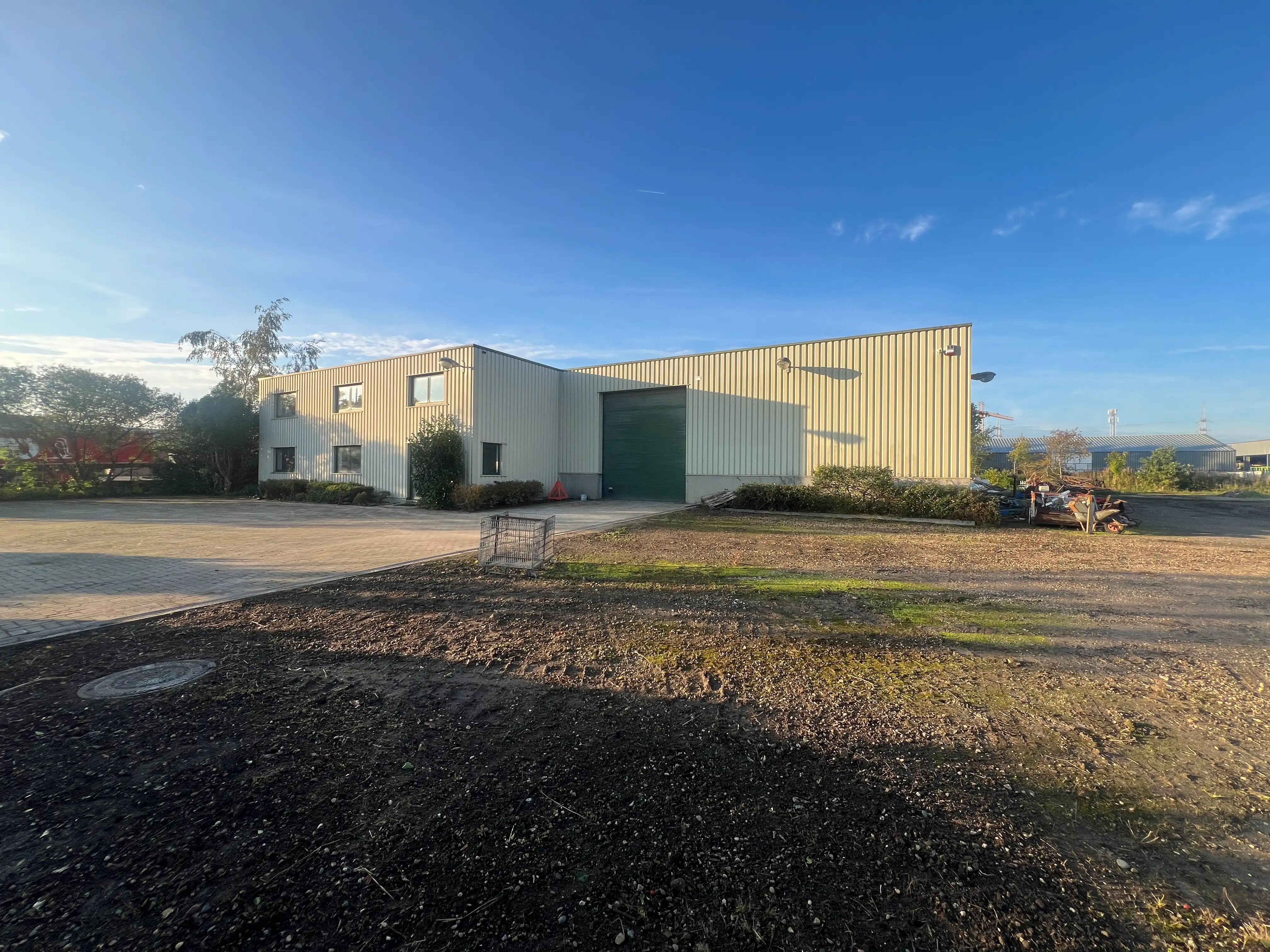 Bedrijfsgebouw te koop in Oudsbergen met buitenopslag foto {{pictureIndex}}