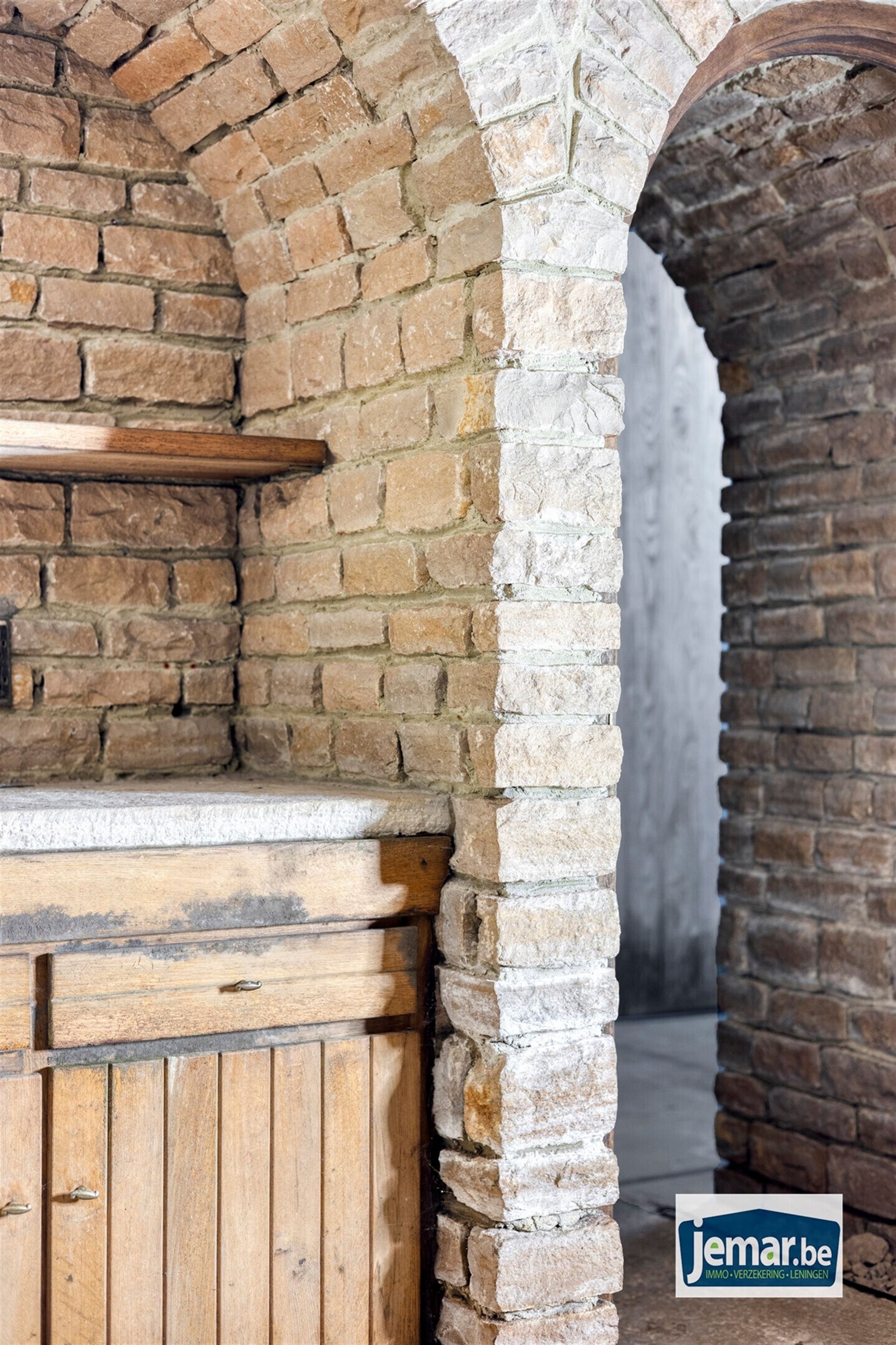 Villa met professionele opslagruimte, kelder en kantoorruimtes. foto 55