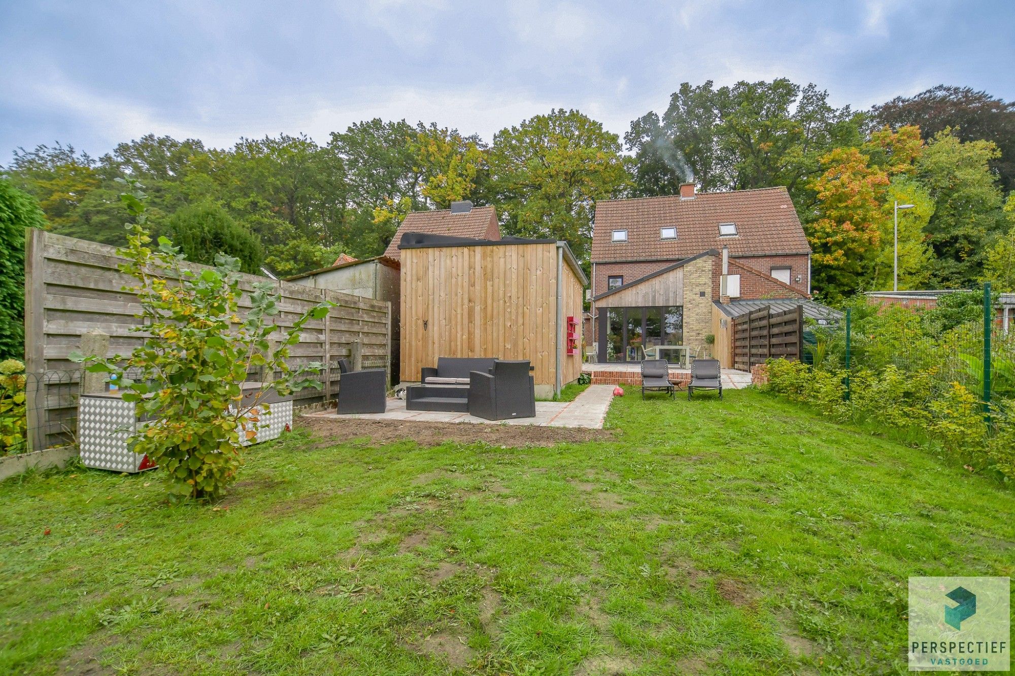 Uiterst GOED gelegen VERNIEUWDE woning met GROTE tuin foto {{pictureIndex}}