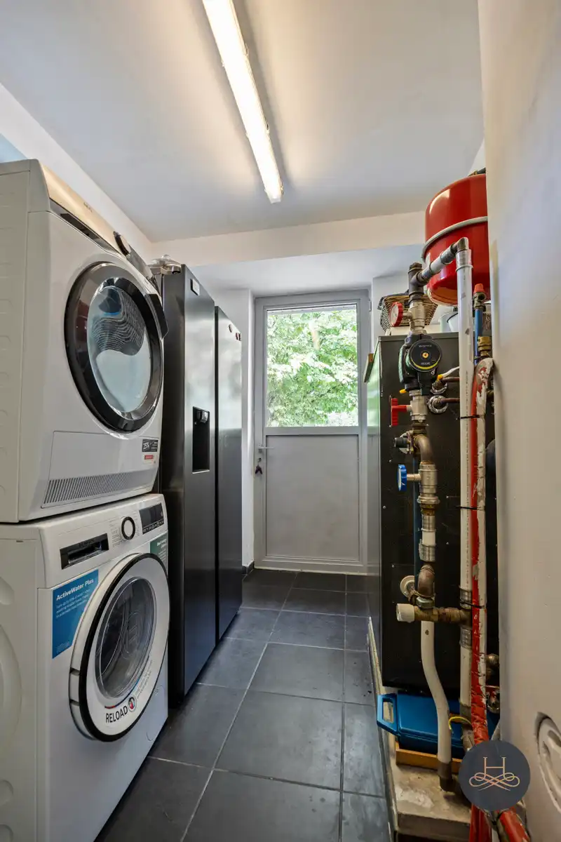 Imposante ruime villa met zwembad en een prachtige tuin foto 37