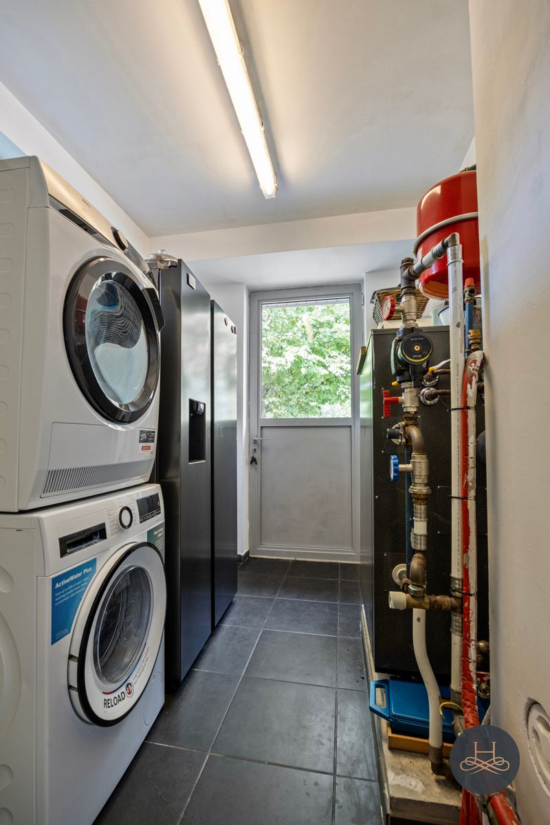 Imposante ruime villa met zwembad en een prachtige tuin foto 37