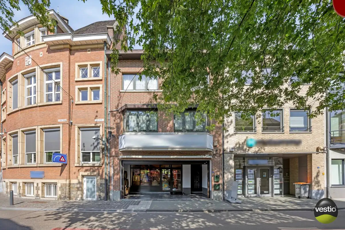 GEHEEL VAN DUPLEX EN VERHUURD HANDELSGELIJKVLOERS  IN CENTRUM VAN BILZEN. foto 2