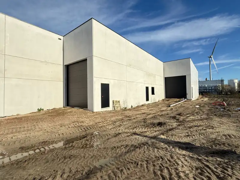 Nieuwbouw KMO-unit 715 m² op topligging in Evergem foto {{pictureIndex}}