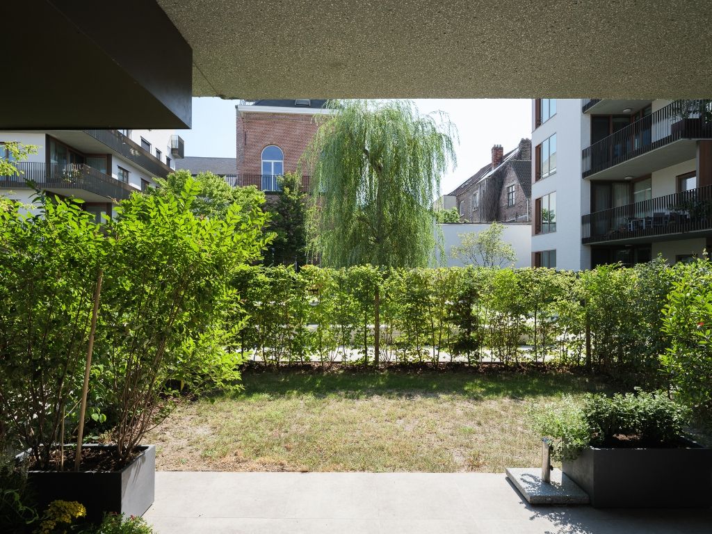 Hedendaags gelijkvloers appartement met één slaapkamer en stadstuin, gelegen in de voormalige brandweerkazerne en de vroegere kunstacademie, midden in het historisch hart van Gent. foto 11