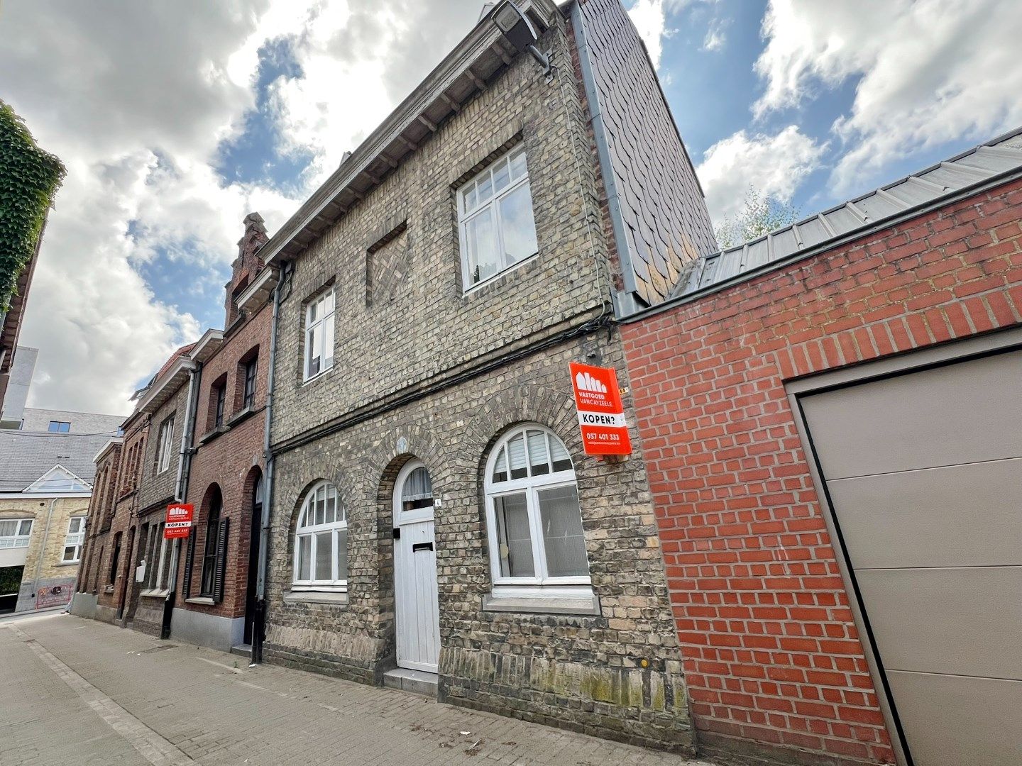 Twee te renoveren woningen met tuintje in de stadskern van Ieper foto 2