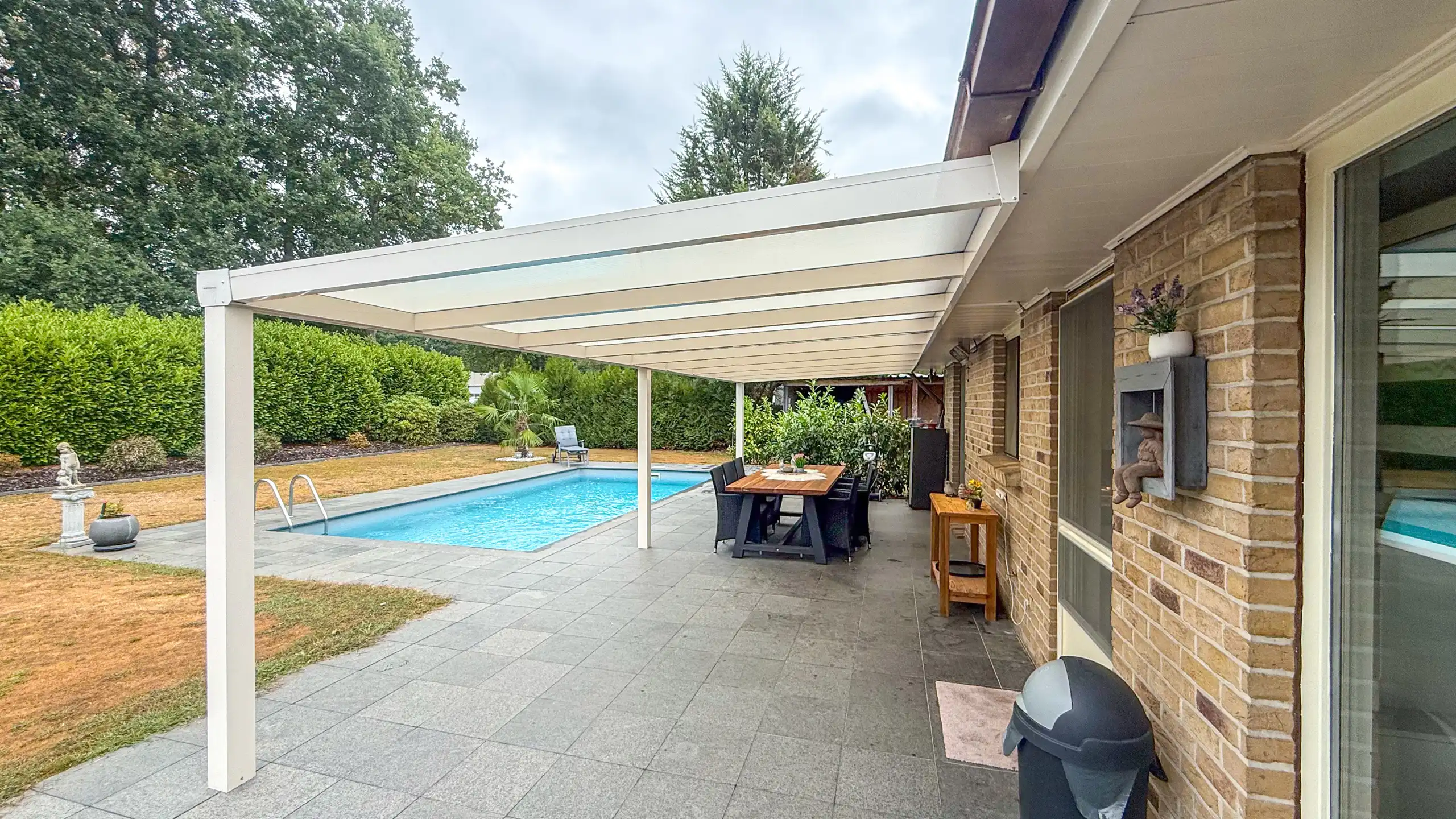 Gelijkvloerse woning met ruim magazijn en zwembad! foto 29