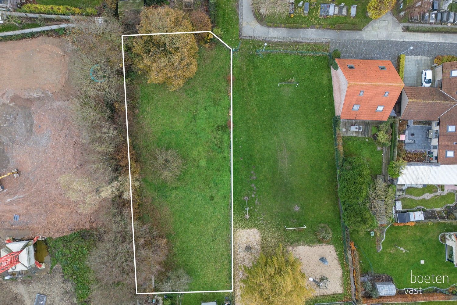 BEAUVOORDE: Residentieel lot bouwgrond van ca 1.200m², zuidwest oriëntatie en geen bouwverplichting foto {{pictureIndex}}