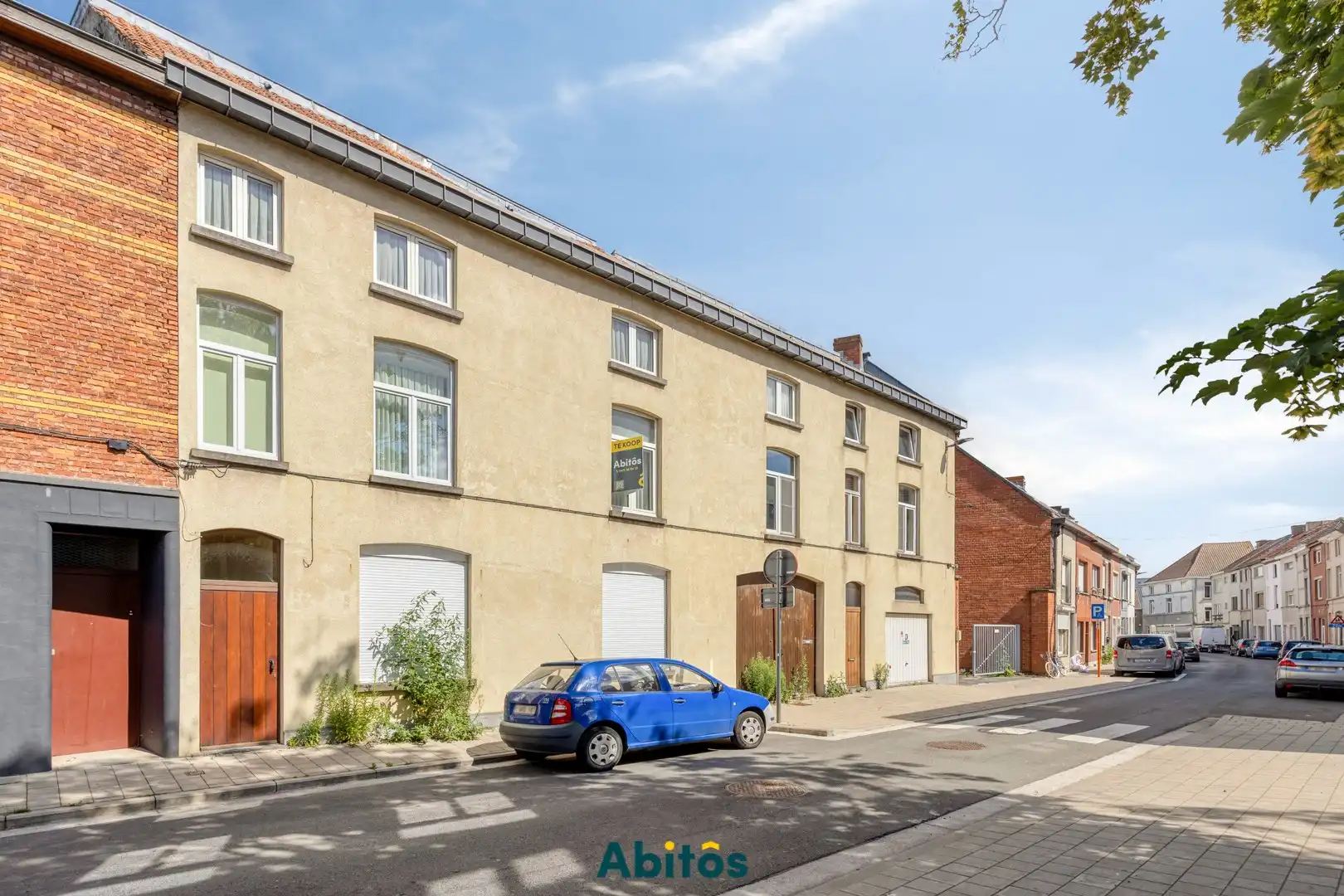 Opbrengsteigendom met 2 woningen, loods en garage in Gent foto {{pictureIndex}}