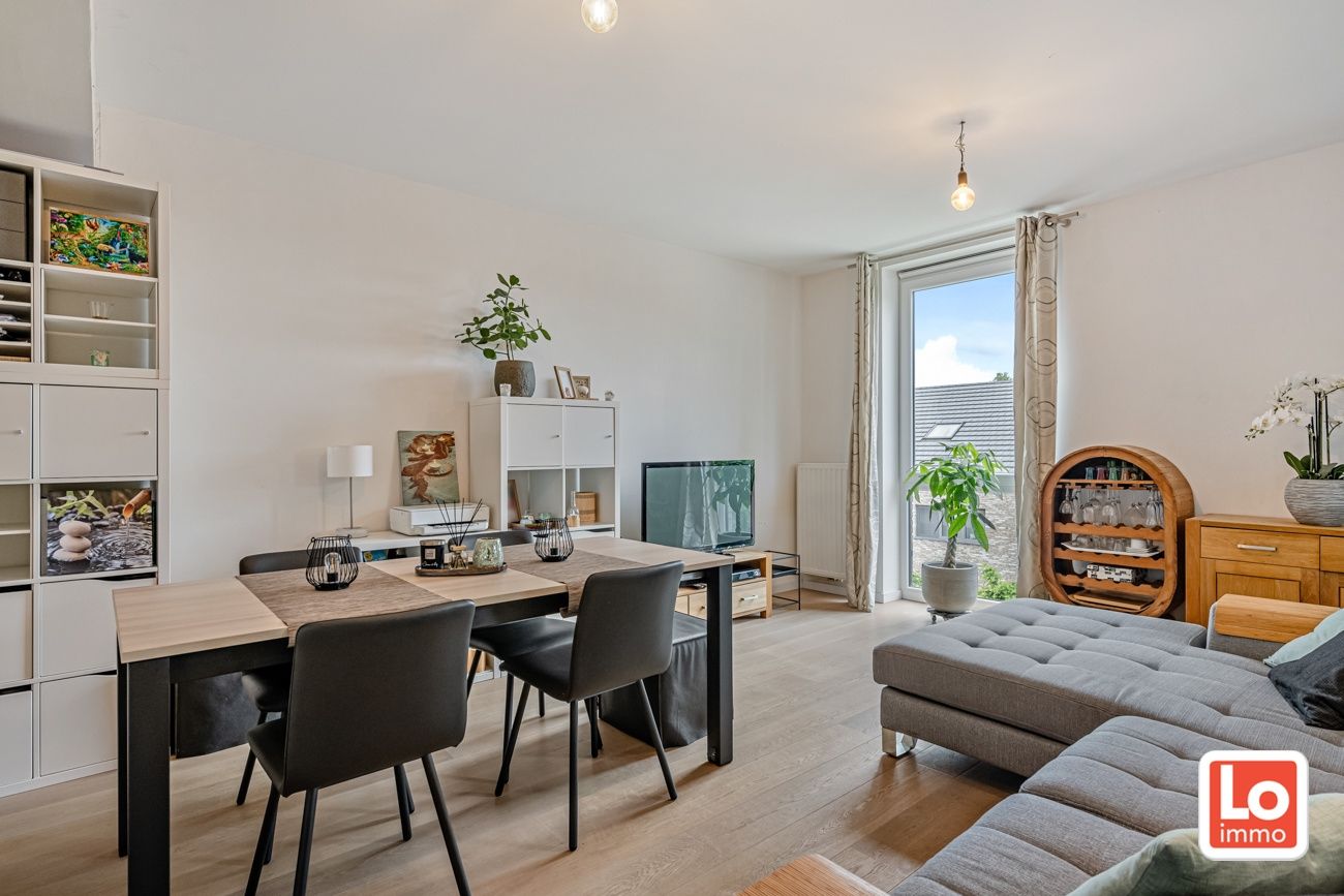 VERKOCHT! Recent en stijlvol één slaapkamer appartement met ruime garage op een toplocatie in Oostakker! foto 4