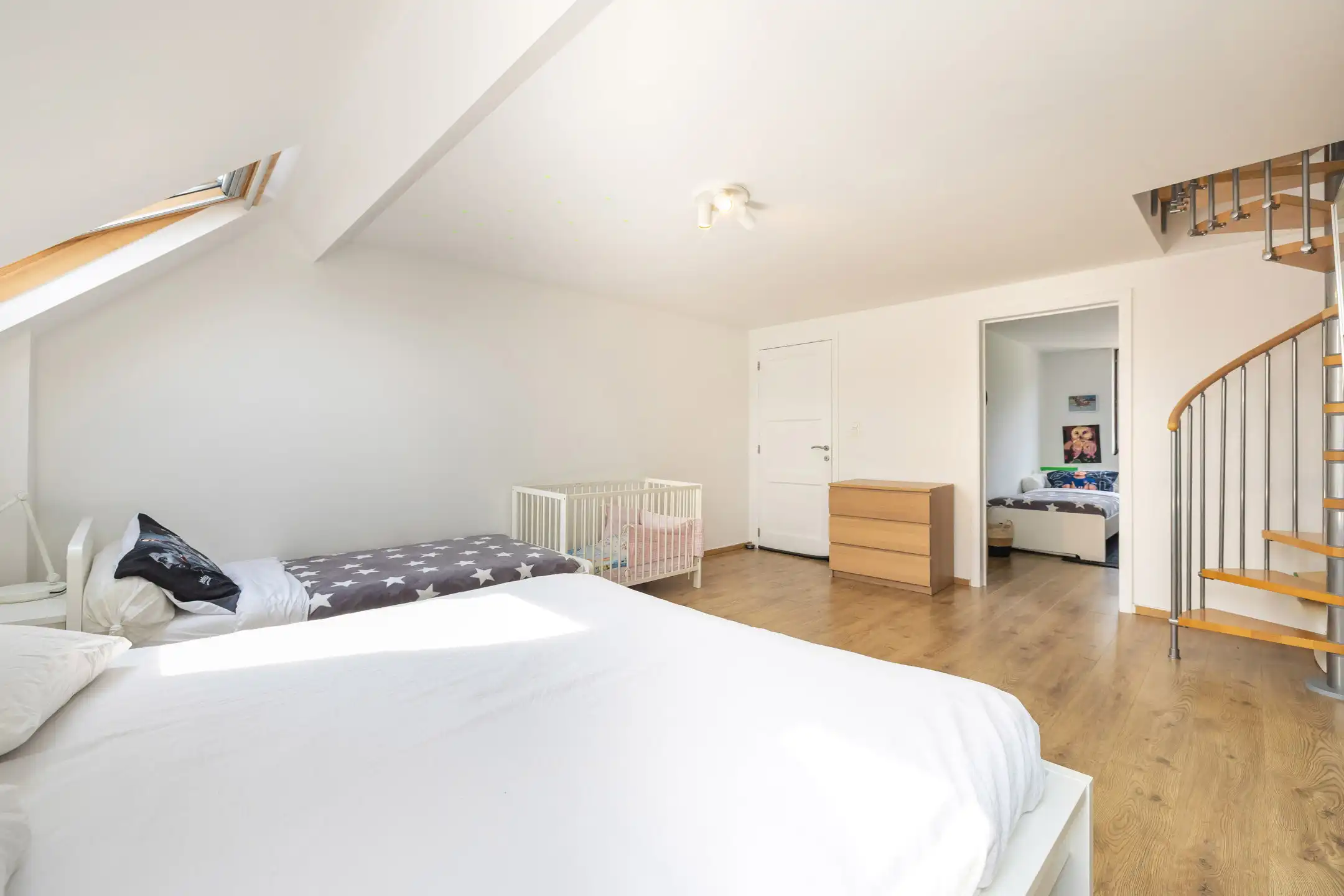 Woning van ± 150 m² met atelier/opslagruimte van ± 100 m² foto 16