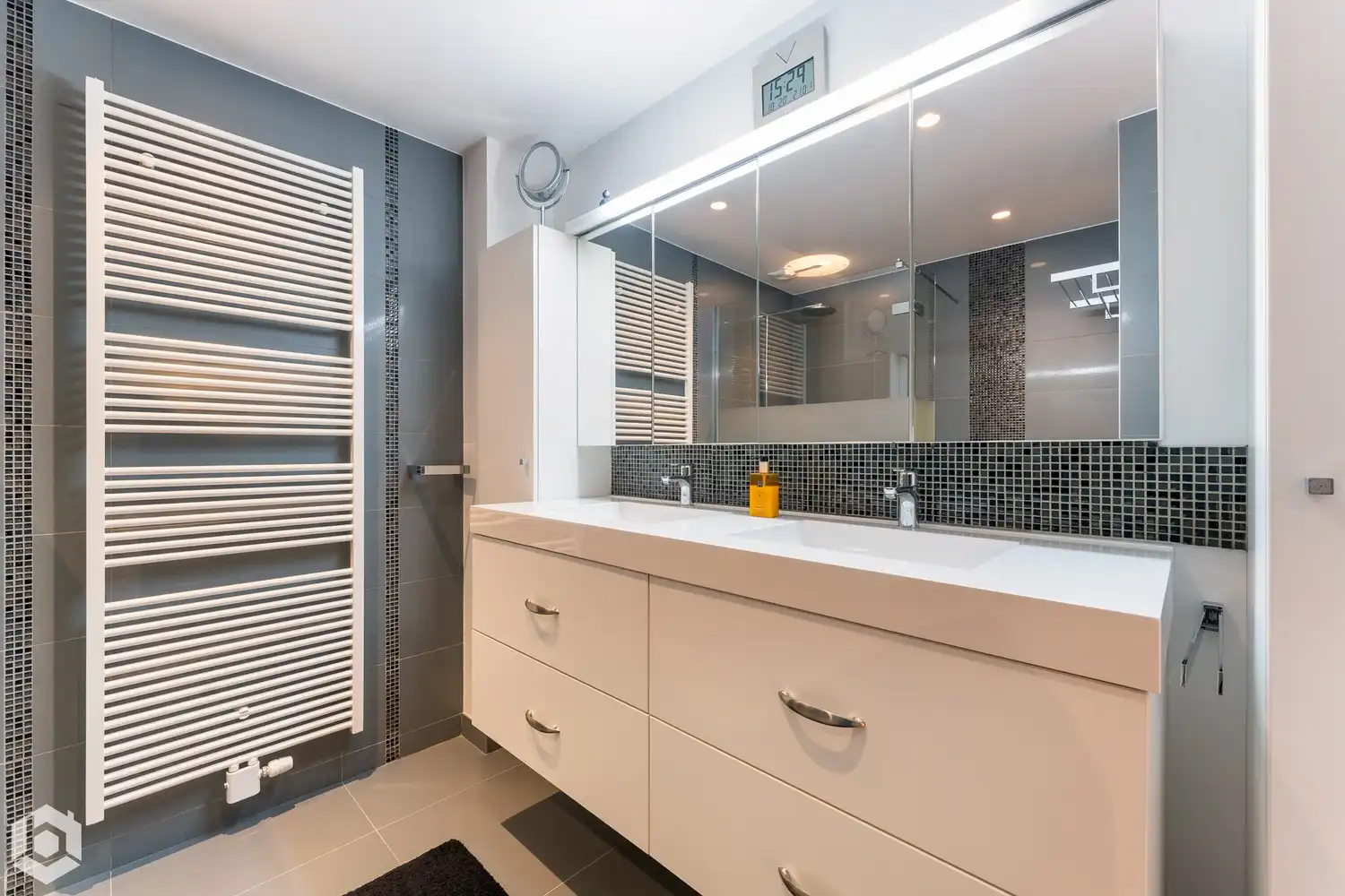 Exclusief gelijkvloers appartement met 2slpkrs, prachtige tuin en zwembad foto 19
