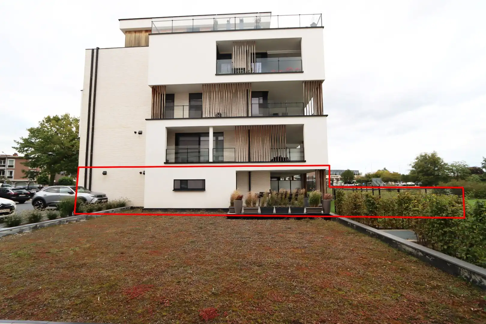 Gelijkvloers appartement met tuintje, terras, autostandplaats en kelderberging in hartje Maaseik  foto {{pictureIndex}}