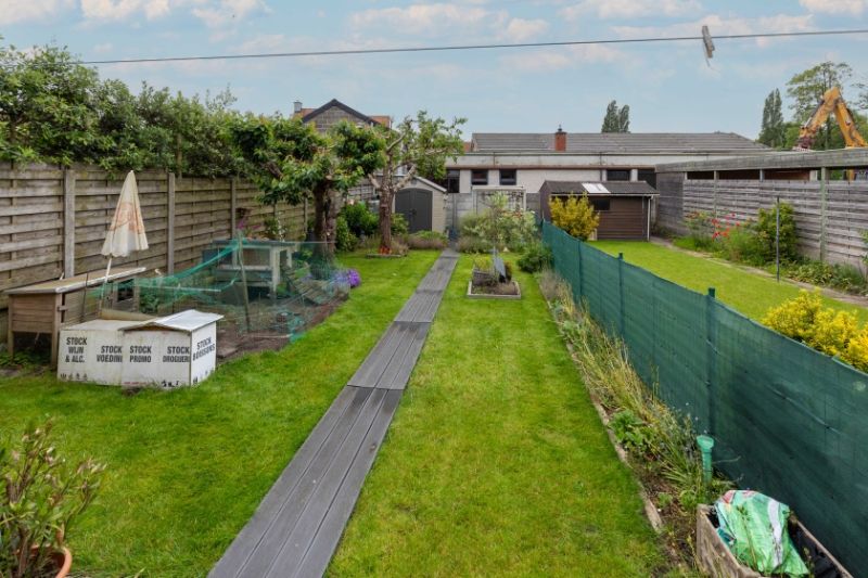 Hoofdfoto van de publicatie: Oostnieuwkerke-Centrum. Uitstekend gelegen te vernieuwen woning met garage en aantrekkelijke tuin. 3 slaapkamer + polyvalente ruimte. Achterbouw vernieuwd.