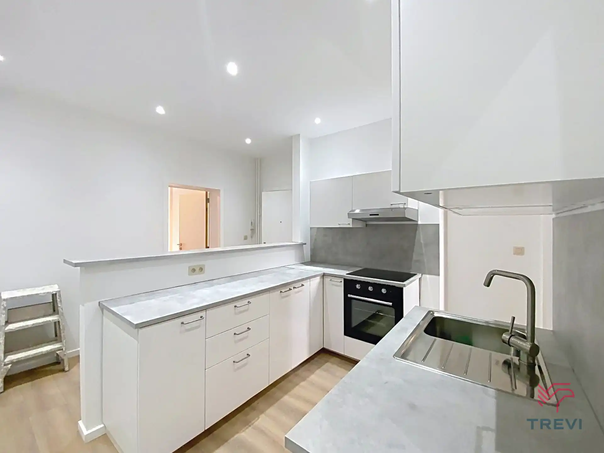 Gerenoveerd appartement met 2 slaapkamers vlakbij de Beurs foto 4