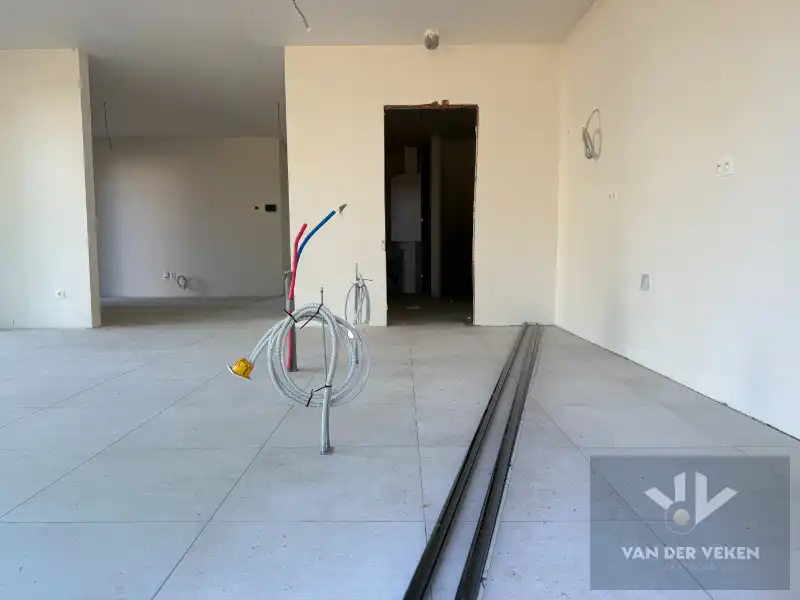 Ruime half open BEN-woning met 4 slaapkamers te bewonderen in het gezellige Kermt. foto 5