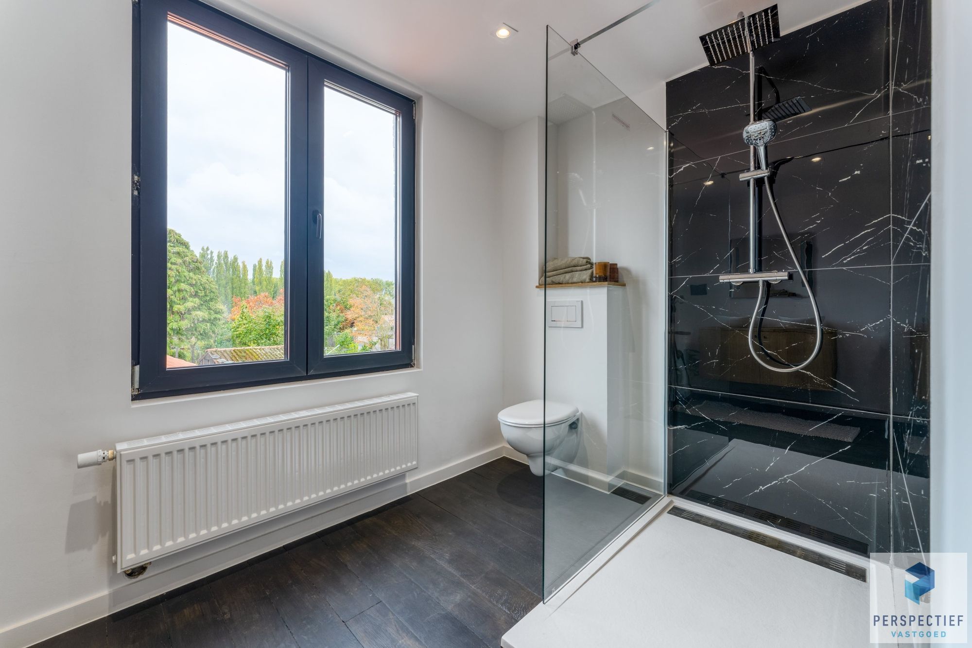 Stijlvol gerenoveerde woning met tuin op toplocatie foto 18