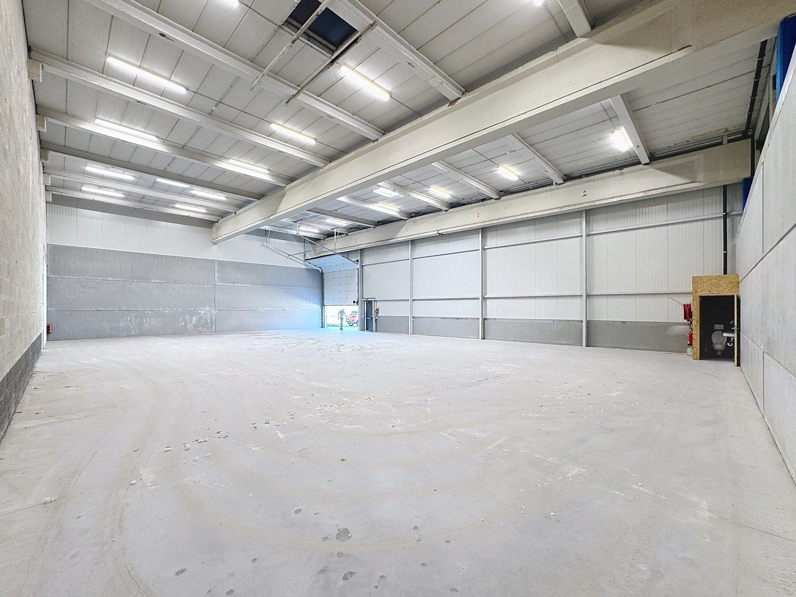 Instapklare OPSLAGRUIMTE (411m²) met sectionaalpoort te huur op industriezone "Herdersbrug" te 8000 Brugge foto 3