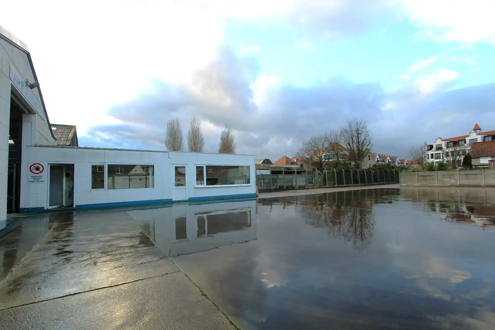 Magazijn (760m²) met koer (1040m²) en bureelruimte (85m²) te huur centrum Knokke Nieuwstraat foto 7