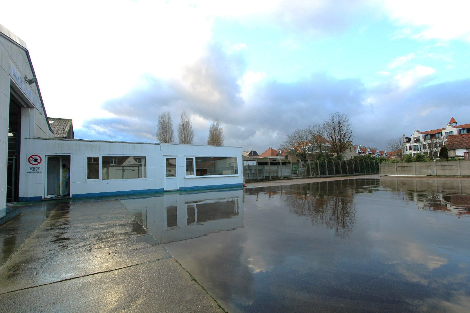 Magazijn (760m²) met koer (1040m²) en bureelruimte (85m²) te huur centrum Knokke Nieuwstraat foto 7