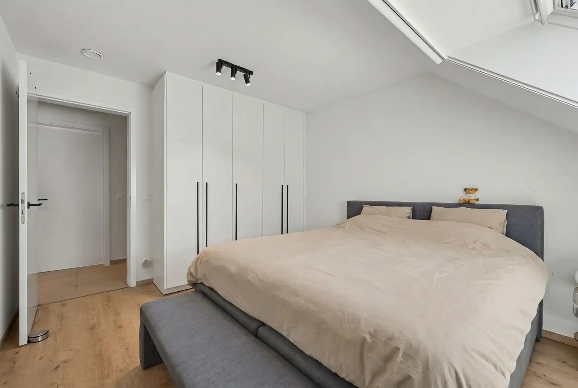 Ruime triplex woning met 3 slaapkamers en 2 parkeerplaatsen nabij het centrum van Stekene (159m²) foto 14