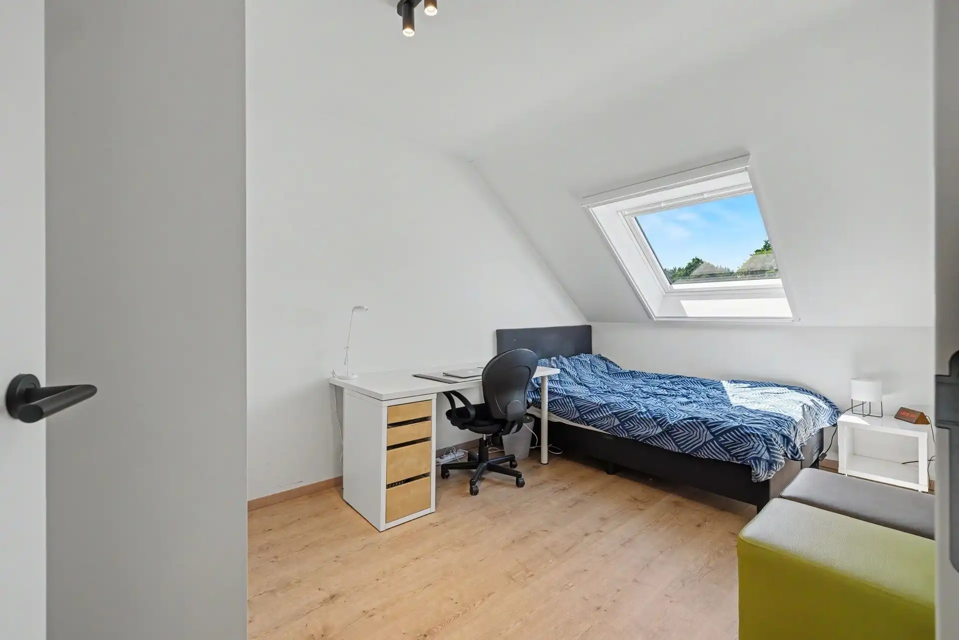 Ruime triplex woning met 3 slaapkamers en 2 parkeerplaatsen nabij het centrum van Stekene (159m²) foto 14