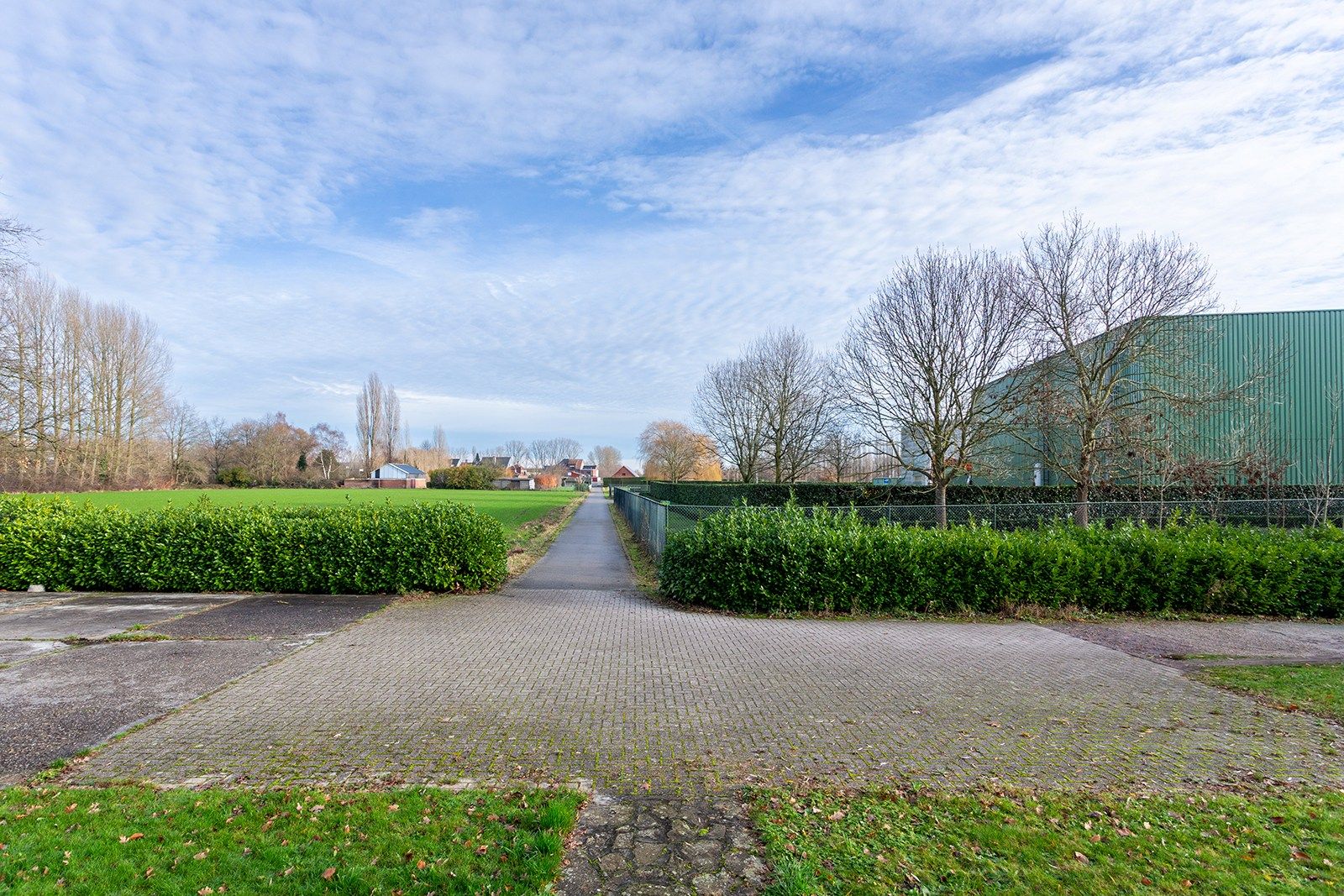 Villa met grote tuin, magazijn én weiland foto 20