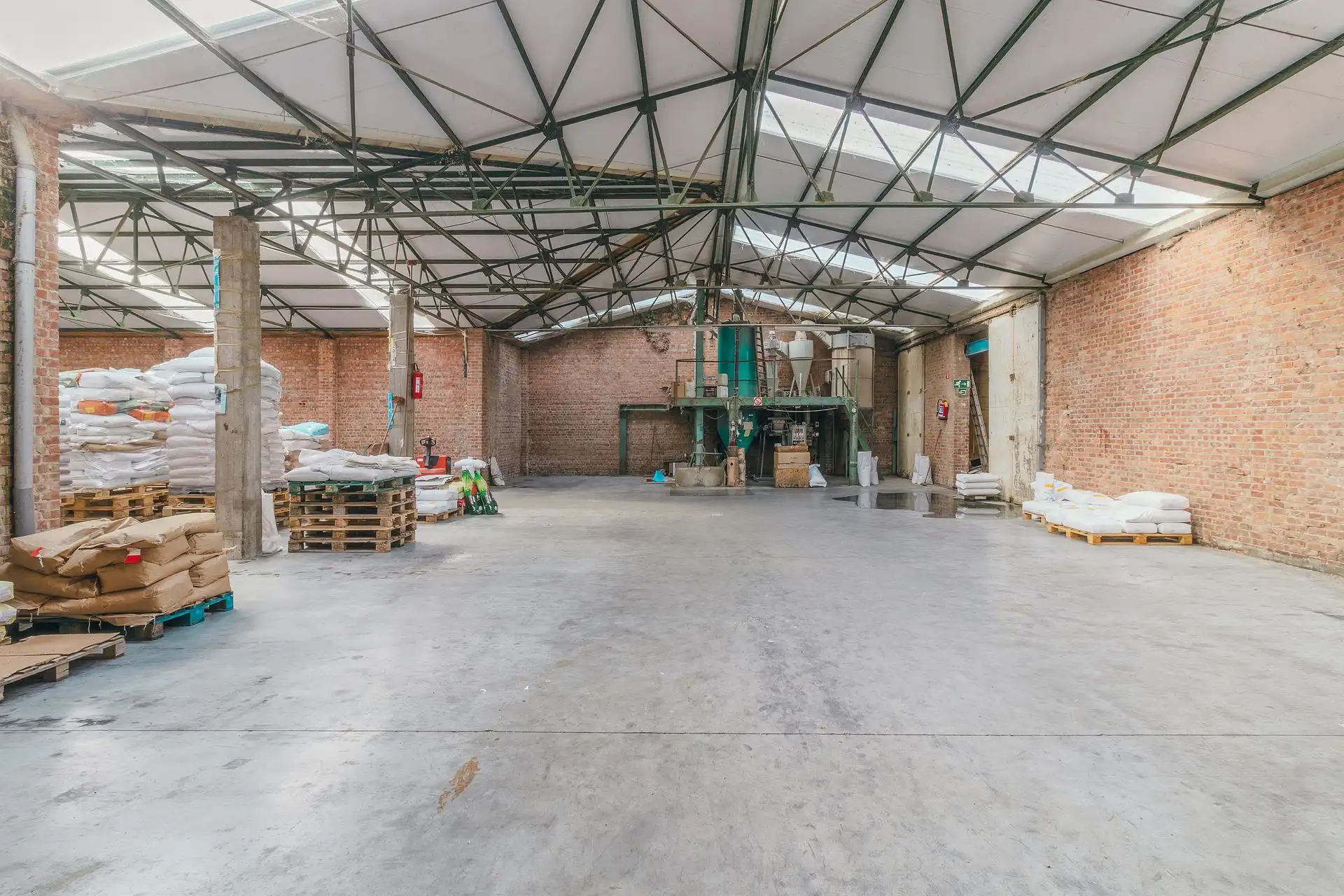 Magazijn met achterliggende grond nabij het dorpscentrum foto 3