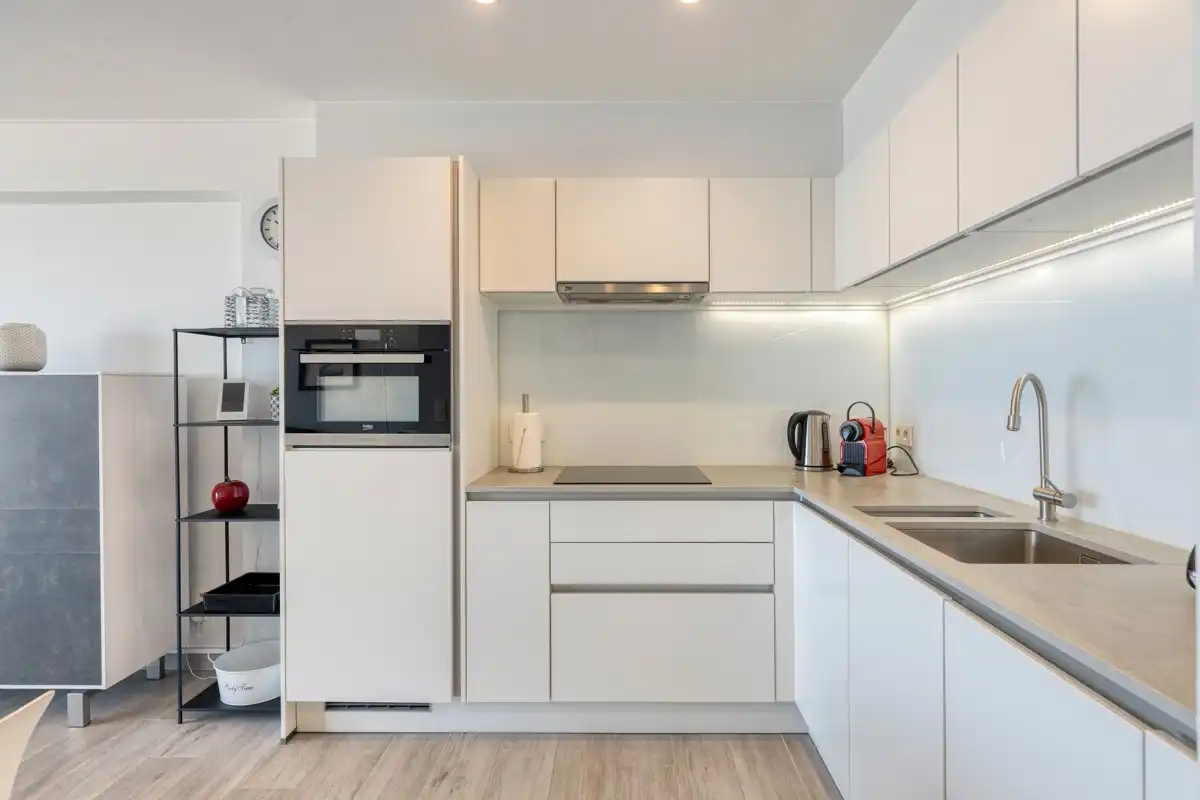 Volledig gerenoveerd tweeslaapkamer appartement op de zeedijk! foto 10