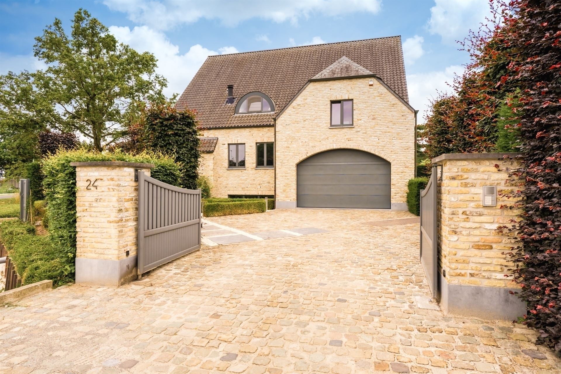 Uitzonderlijke villa met prachtig aangelegde tuin, zwembad & poolhouse, dakterras, in groene omgeving. foto 4