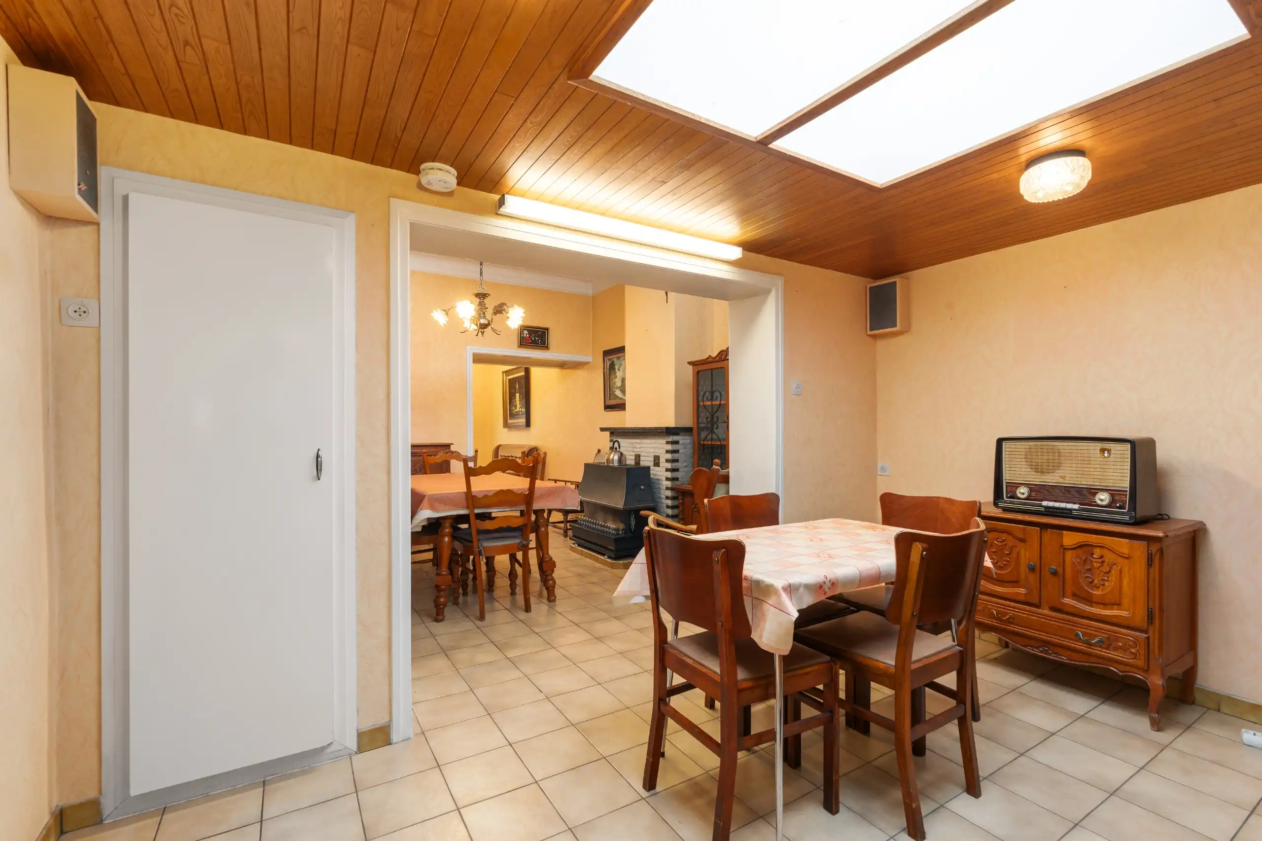 Centraal gelegen te renoveren rijwoning met garage en uitweg in Harelbeke foto 2