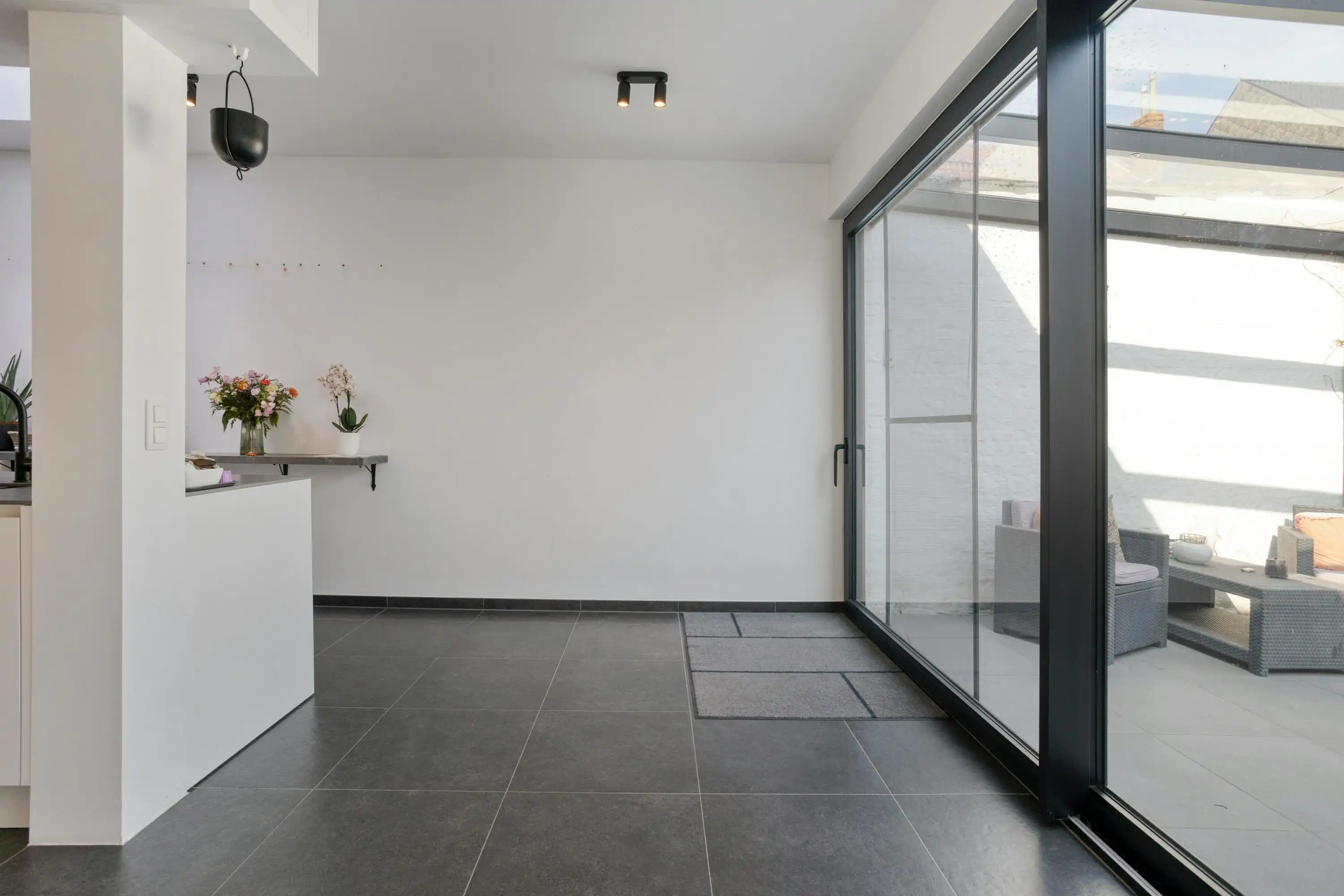 Kwalitatief gerenoveerde centrumwoning met tuin in Ieper foto 14
