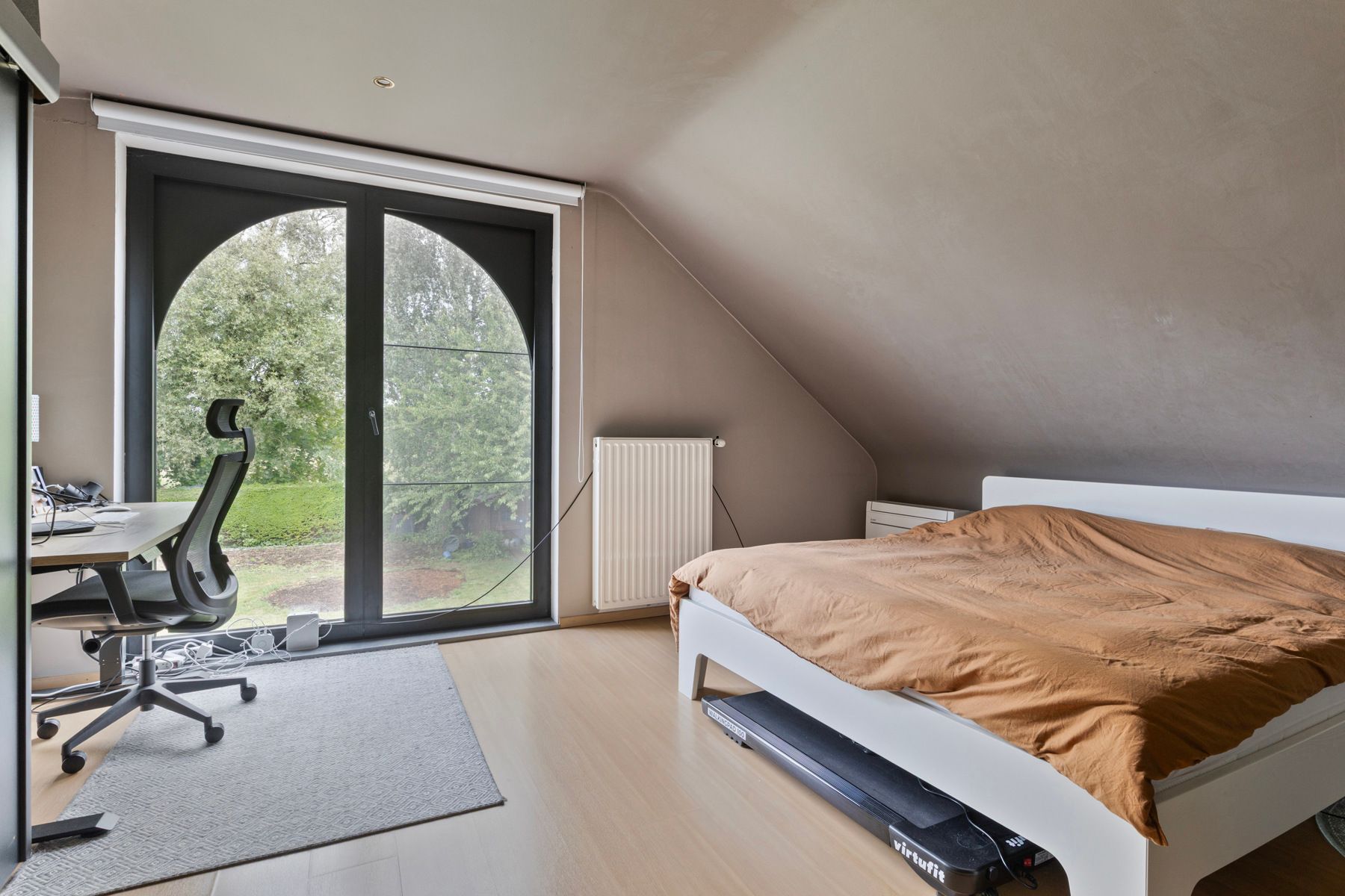 Open bebouwing met 3 slpkmrs, zonnepanelen en praktijkruimte foto 14