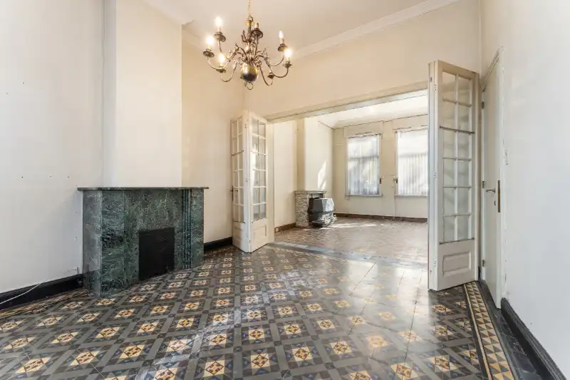 Te renoveren burgerwoning met enorm potentieel in hartje Roeselare foto 5