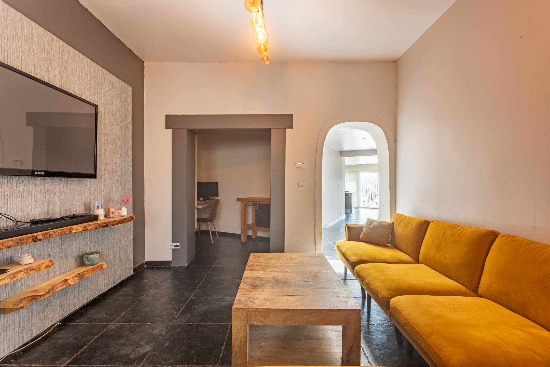 Instapklare & ruime woning op een toffe locatie foto 7