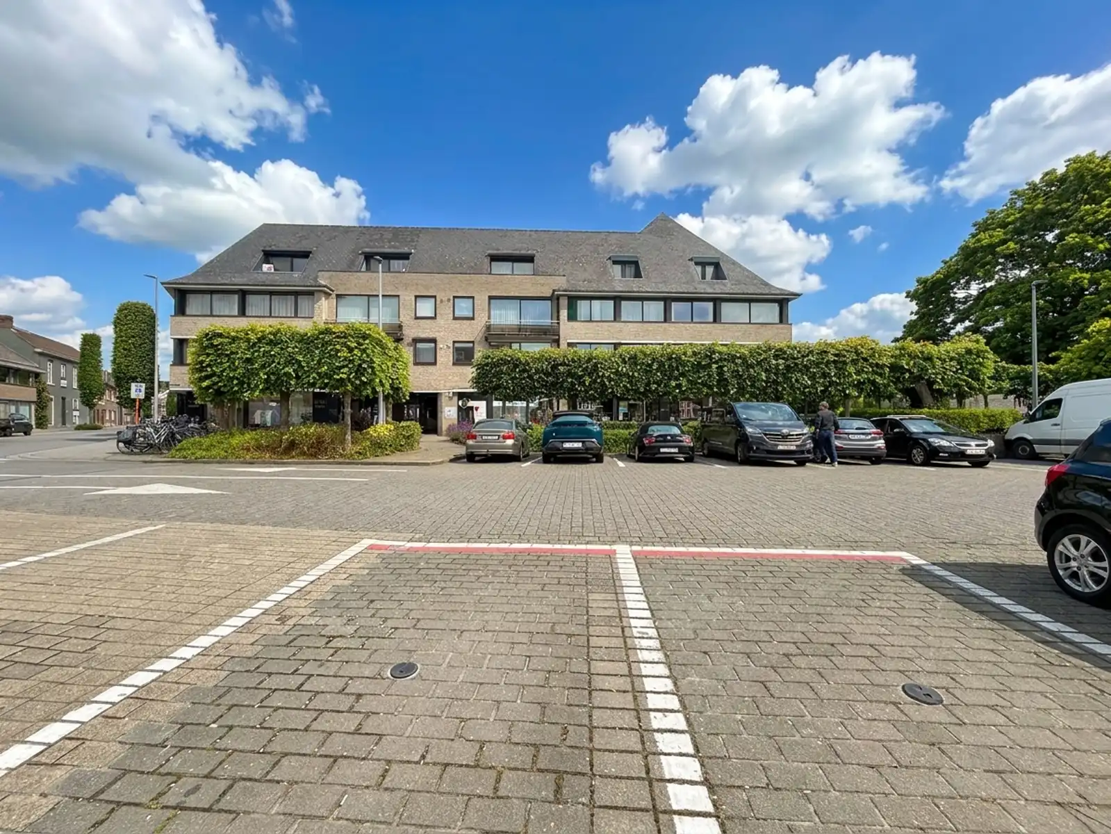 Ruim appartement met 3 slpks in centrum Sint-Kruis foto 29