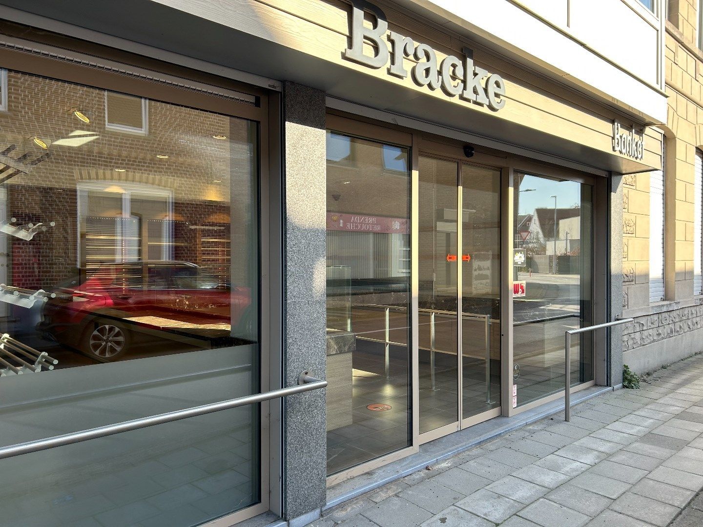 Handelspand (woonst, winkel en opslagplaats) te huur  in het centrum te Waregem!  foto 2