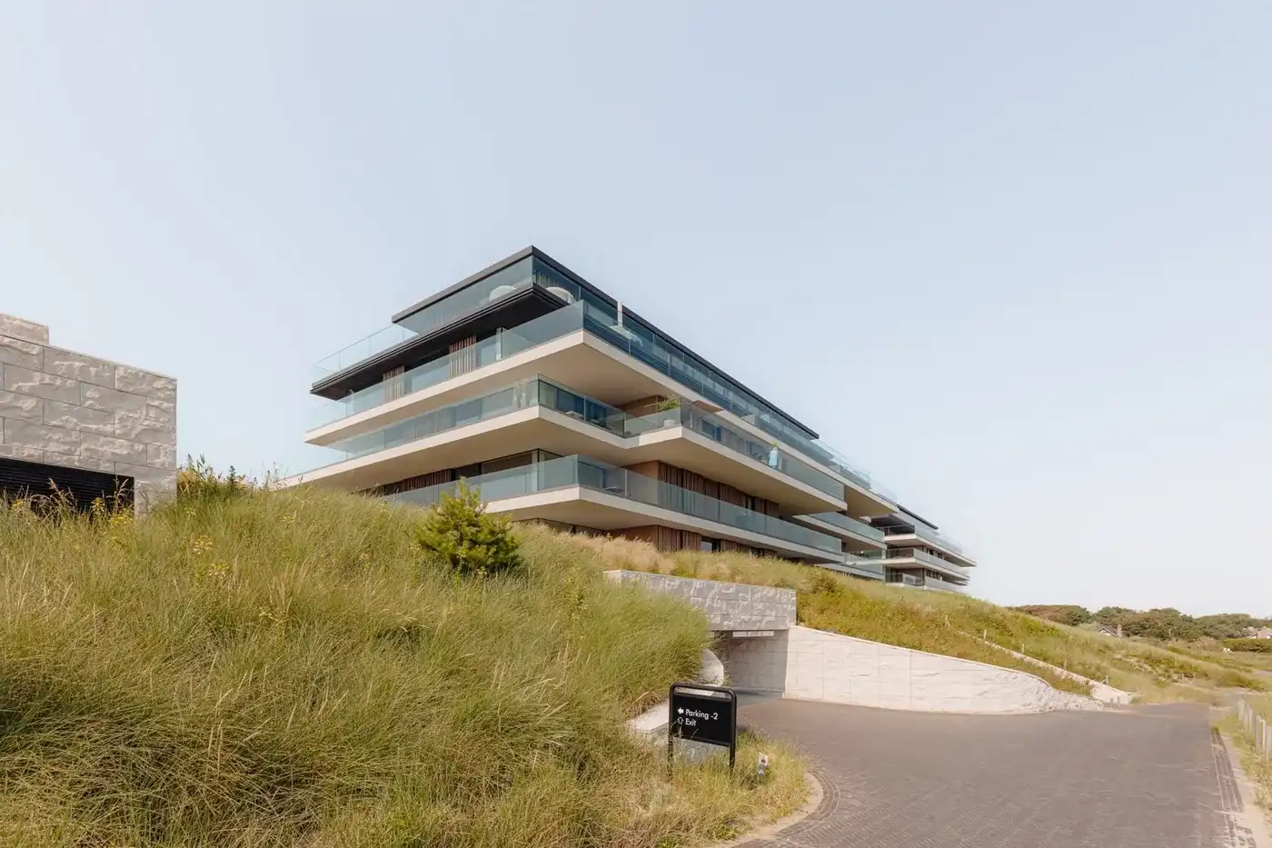 Uitzonderlijk stijlvol en tot in de perfectie afgewerkt appartement met frontaal zeezicht vanaf het gelijkvloerse terras – Residentie Blanke Top foto 14
