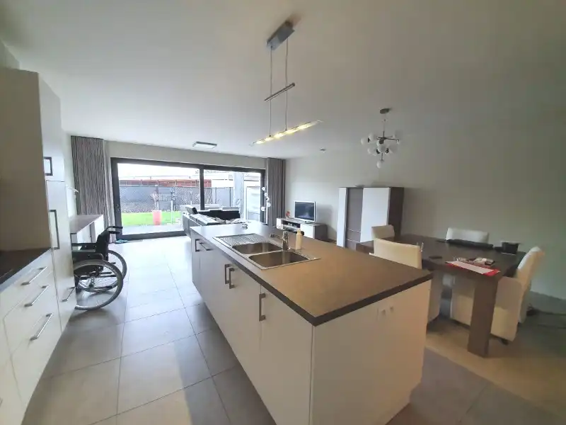 INSTAPKLAAR gelijkvloers recent appartement met privé inkom en carport foto 6