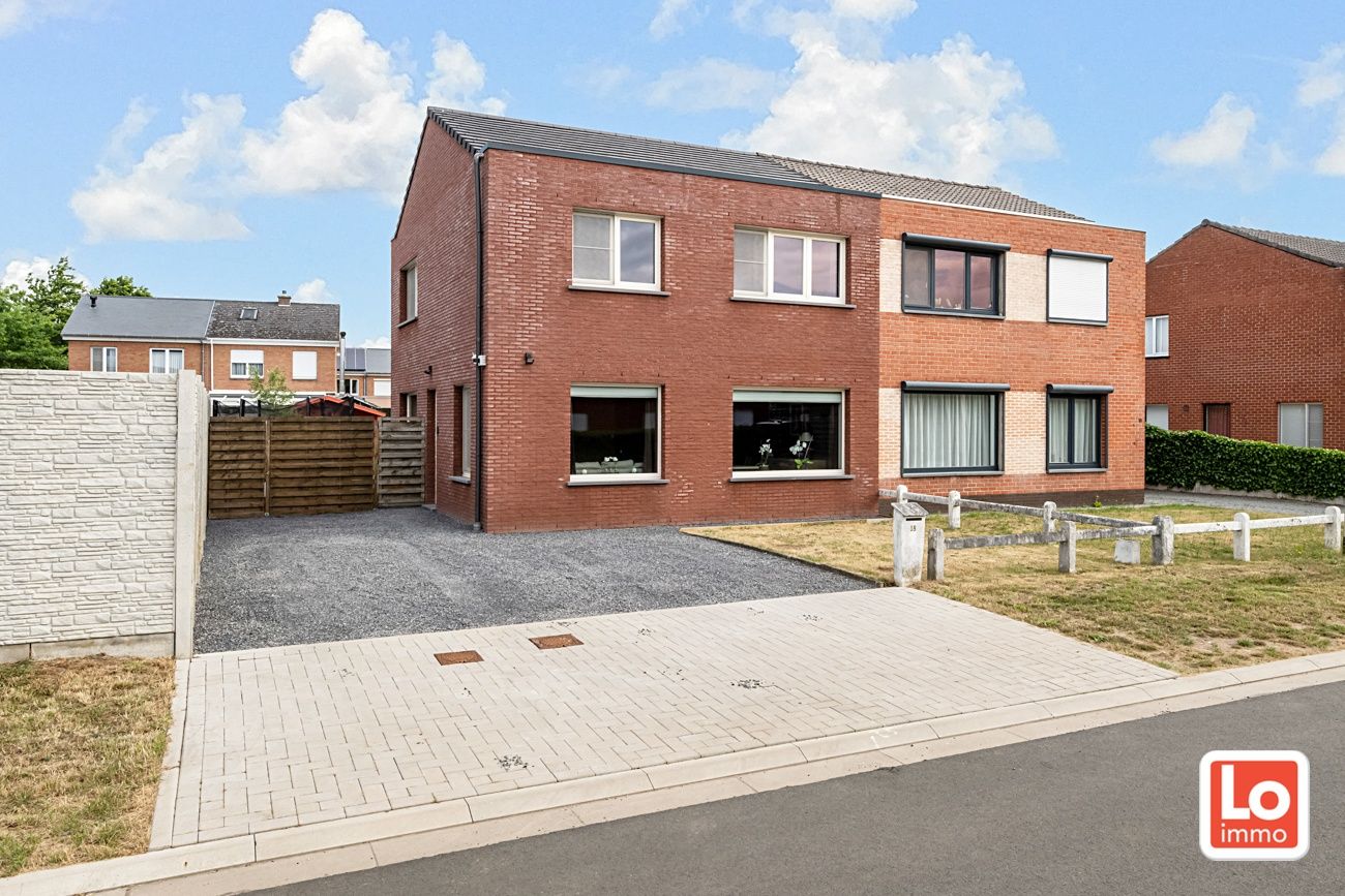 VERKOCHT! Instapklare halfopen woning gelegen op een rustige ligging op wandelafstand van het vernieuwde centrum van Zeveneken! foto 1